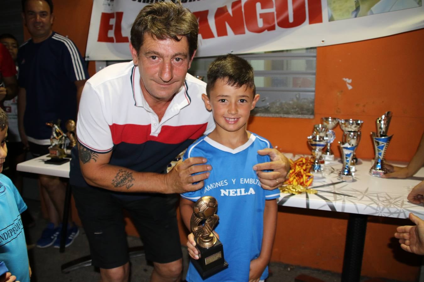 El popular barrio de San Roque celebró, ayer, las semifinales y finales del primer torneo de fútbol sala 'Memorial Francisco Cardenal. El Mangui', organizado por la Asociación de vecinos de San Roque y la colaboración del Ayuntamiento del municipio, 'Los Pasotas' y la Asociación Deportiva Templaria.El citado torneo, según indica desde la Asociación de vecinos de San Roque, nace como homenaje a «El Mangui», «una persona muy implicada en el mundo del fútbol sala en Jerez y, además, vecino de San Roque». El equipo 'Hijos de Platanito' fue el vencedor de la clasificación absoluta. 