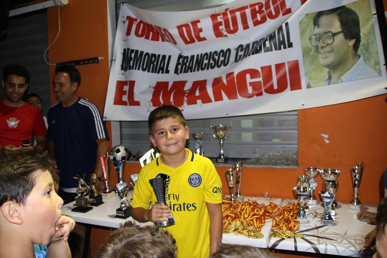 El popular barrio de San Roque celebró, ayer, las semifinales y finales del primer torneo de fútbol sala 'Memorial Francisco Cardenal. El Mangui', organizado por la Asociación de vecinos de San Roque y la colaboración del Ayuntamiento del municipio, 'Los Pasotas' y la Asociación Deportiva Templaria.El citado torneo, según indica desde la Asociación de vecinos de San Roque, nace como homenaje a «El Mangui», «una persona muy implicada en el mundo del fútbol sala en Jerez y, además, vecino de San Roque». El equipo 'Hijos de Platanito' fue el vencedor de la clasificación absoluta. 