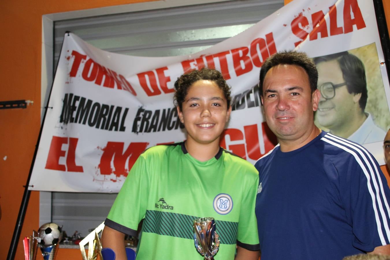 El popular barrio de San Roque celebró, ayer, las semifinales y finales del primer torneo de fútbol sala 'Memorial Francisco Cardenal. El Mangui', organizado por la Asociación de vecinos de San Roque y la colaboración del Ayuntamiento del municipio, 'Los Pasotas' y la Asociación Deportiva Templaria.El citado torneo, según indica desde la Asociación de vecinos de San Roque, nace como homenaje a «El Mangui», «una persona muy implicada en el mundo del fútbol sala en Jerez y, además, vecino de San Roque». El equipo 'Hijos de Platanito' fue el vencedor de la clasificación absoluta. 