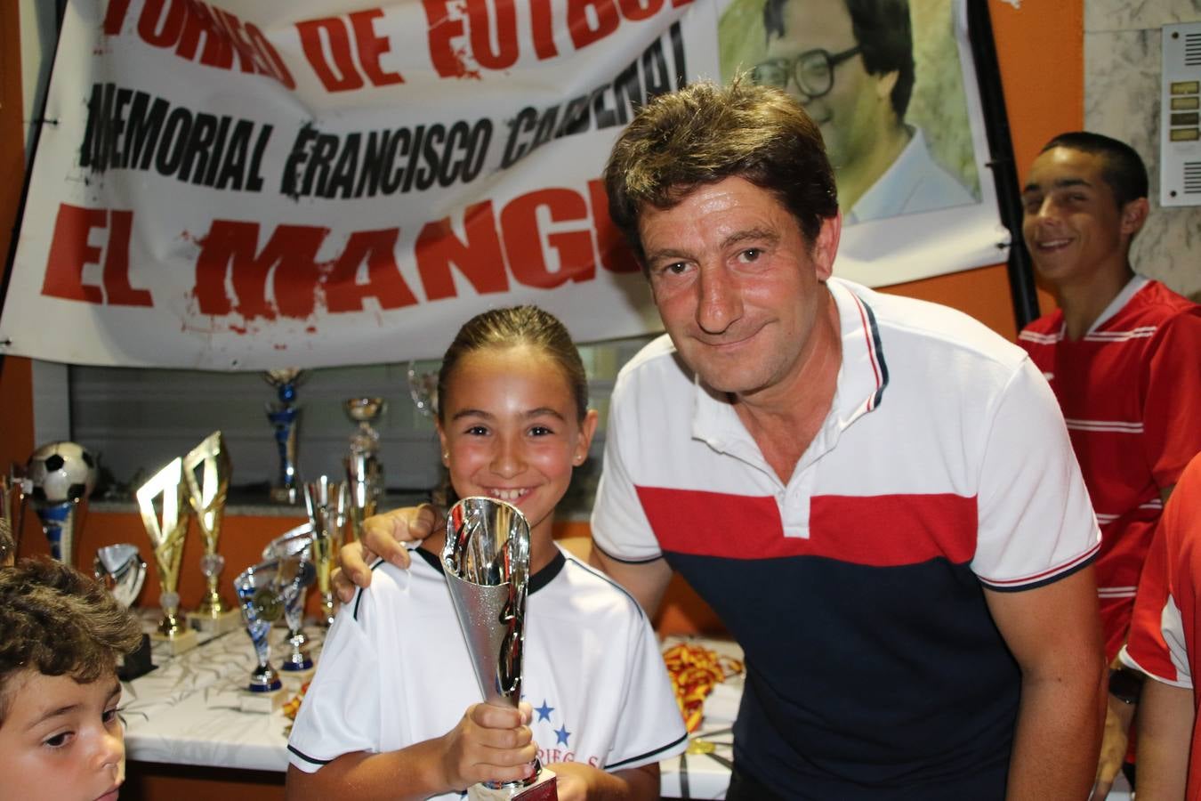 El popular barrio de San Roque celebró, ayer, las semifinales y finales del primer torneo de fútbol sala 'Memorial Francisco Cardenal. El Mangui', organizado por la Asociación de vecinos de San Roque y la colaboración del Ayuntamiento del municipio, 'Los Pasotas' y la Asociación Deportiva Templaria.El citado torneo, según indica desde la Asociación de vecinos de San Roque, nace como homenaje a «El Mangui», «una persona muy implicada en el mundo del fútbol sala en Jerez y, además, vecino de San Roque». El equipo 'Hijos de Platanito' fue el vencedor de la clasificación absoluta. 