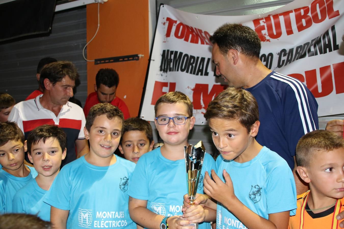 El popular barrio de San Roque celebró, ayer, las semifinales y finales del primer torneo de fútbol sala 'Memorial Francisco Cardenal. El Mangui', organizado por la Asociación de vecinos de San Roque y la colaboración del Ayuntamiento del municipio, 'Los Pasotas' y la Asociación Deportiva Templaria.El citado torneo, según indica desde la Asociación de vecinos de San Roque, nace como homenaje a «El Mangui», «una persona muy implicada en el mundo del fútbol sala en Jerez y, además, vecino de San Roque». El equipo 'Hijos de Platanito' fue el vencedor de la clasificación absoluta. 