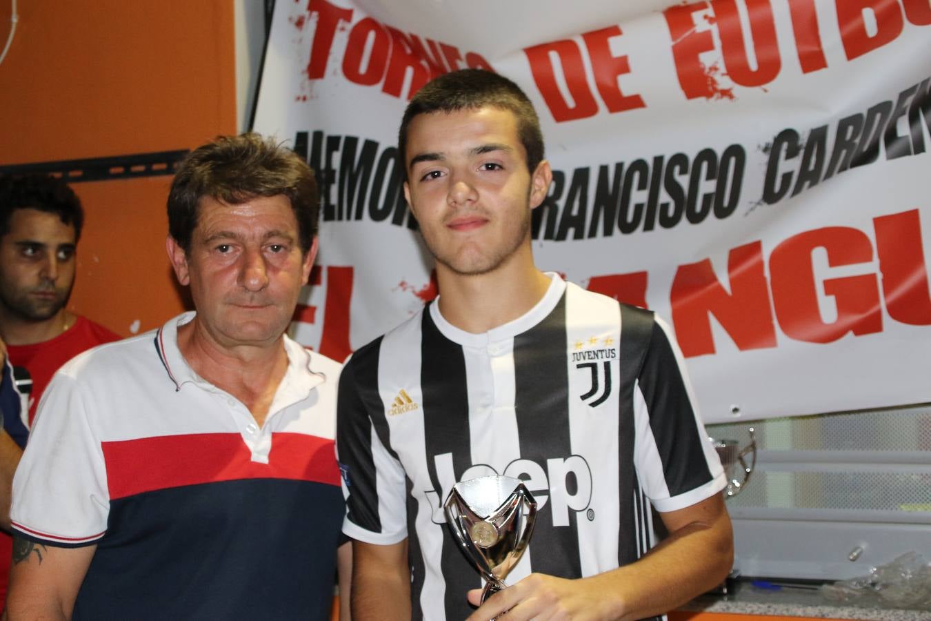 El popular barrio de San Roque celebró, ayer, las semifinales y finales del primer torneo de fútbol sala 'Memorial Francisco Cardenal. El Mangui', organizado por la Asociación de vecinos de San Roque y la colaboración del Ayuntamiento del municipio, 'Los Pasotas' y la Asociación Deportiva Templaria.El citado torneo, según indica desde la Asociación de vecinos de San Roque, nace como homenaje a «El Mangui», «una persona muy implicada en el mundo del fútbol sala en Jerez y, además, vecino de San Roque». El equipo 'Hijos de Platanito' fue el vencedor de la clasificación absoluta. 
