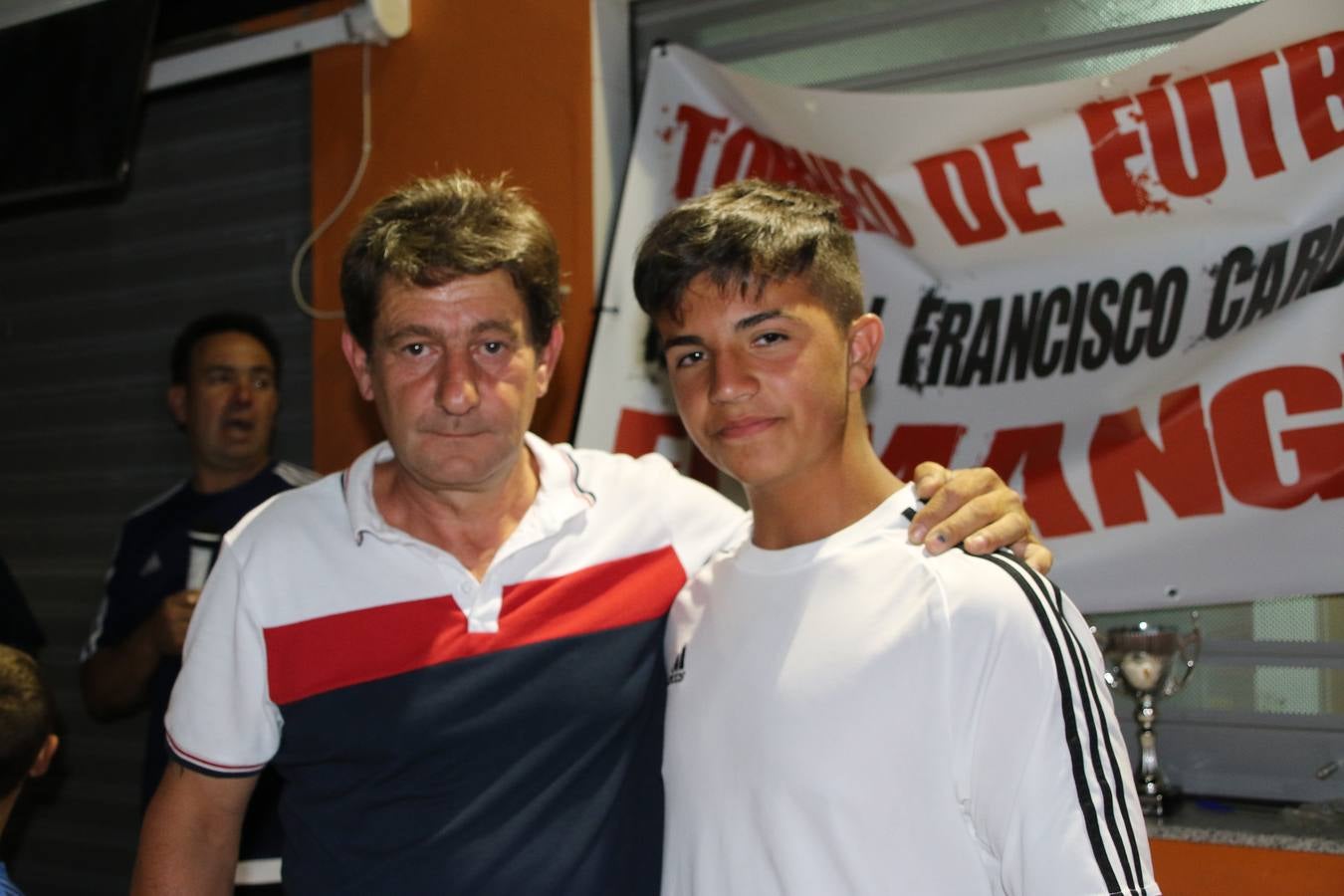 El popular barrio de San Roque celebró, ayer, las semifinales y finales del primer torneo de fútbol sala 'Memorial Francisco Cardenal. El Mangui', organizado por la Asociación de vecinos de San Roque y la colaboración del Ayuntamiento del municipio, 'Los Pasotas' y la Asociación Deportiva Templaria.El citado torneo, según indica desde la Asociación de vecinos de San Roque, nace como homenaje a «El Mangui», «una persona muy implicada en el mundo del fútbol sala en Jerez y, además, vecino de San Roque». El equipo 'Hijos de Platanito' fue el vencedor de la clasificación absoluta. 