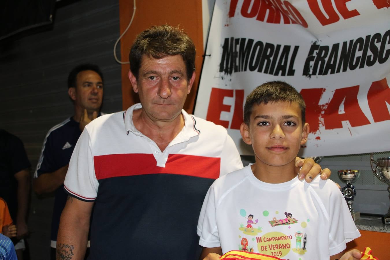 El popular barrio de San Roque celebró, ayer, las semifinales y finales del primer torneo de fútbol sala 'Memorial Francisco Cardenal. El Mangui', organizado por la Asociación de vecinos de San Roque y la colaboración del Ayuntamiento del municipio, 'Los Pasotas' y la Asociación Deportiva Templaria.El citado torneo, según indica desde la Asociación de vecinos de San Roque, nace como homenaje a «El Mangui», «una persona muy implicada en el mundo del fútbol sala en Jerez y, además, vecino de San Roque». El equipo 'Hijos de Platanito' fue el vencedor de la clasificación absoluta. 
