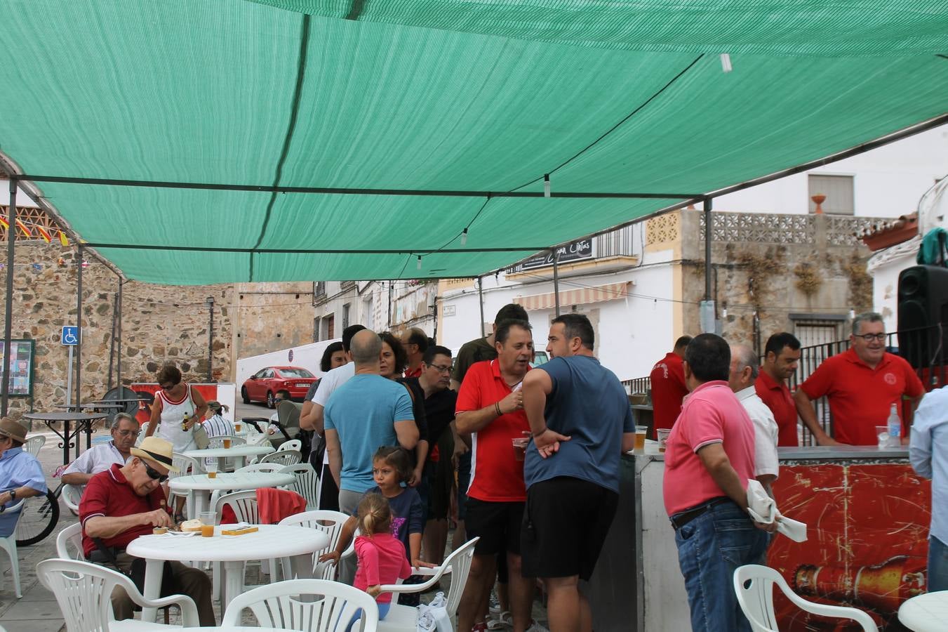 El barrio de Santiago vuelve a llenarse, como cada año hacia finales del mes de julio, de un ambiente festivo que brinda el mejor escenario para disfrutar de tradiciones, convivencia, estampas y sabores representativos de las fiestas más populares de Jerez de los Caballeros, sus típicas 'velás'.La pequeña pero señera ermita de Santiago luce espléndida con el cuidado y el cariño de los vecinos del barrio, afanados también en propiciar el mejor espacio para el encuentro y el reencuentro. Los juegos populares (carrera de cintas en bicicleta, pucheros...) han presidido el comienzo de la fiesta en la Plaza de Santiago con el protagonismo de muchos niños. También la apertura del servicio de barra, con ricas sardinas asadas, picadillo, carne a la brasa.... La música completa tan excelente propuesta, esta año con la actuación de Fany Ortiz, finalista del Festival de la Canción de Extremadura y la animación de 'Dale al Play', con Victoriano Baena y Manolo Cornelio, además de la celebración de un bingo.
