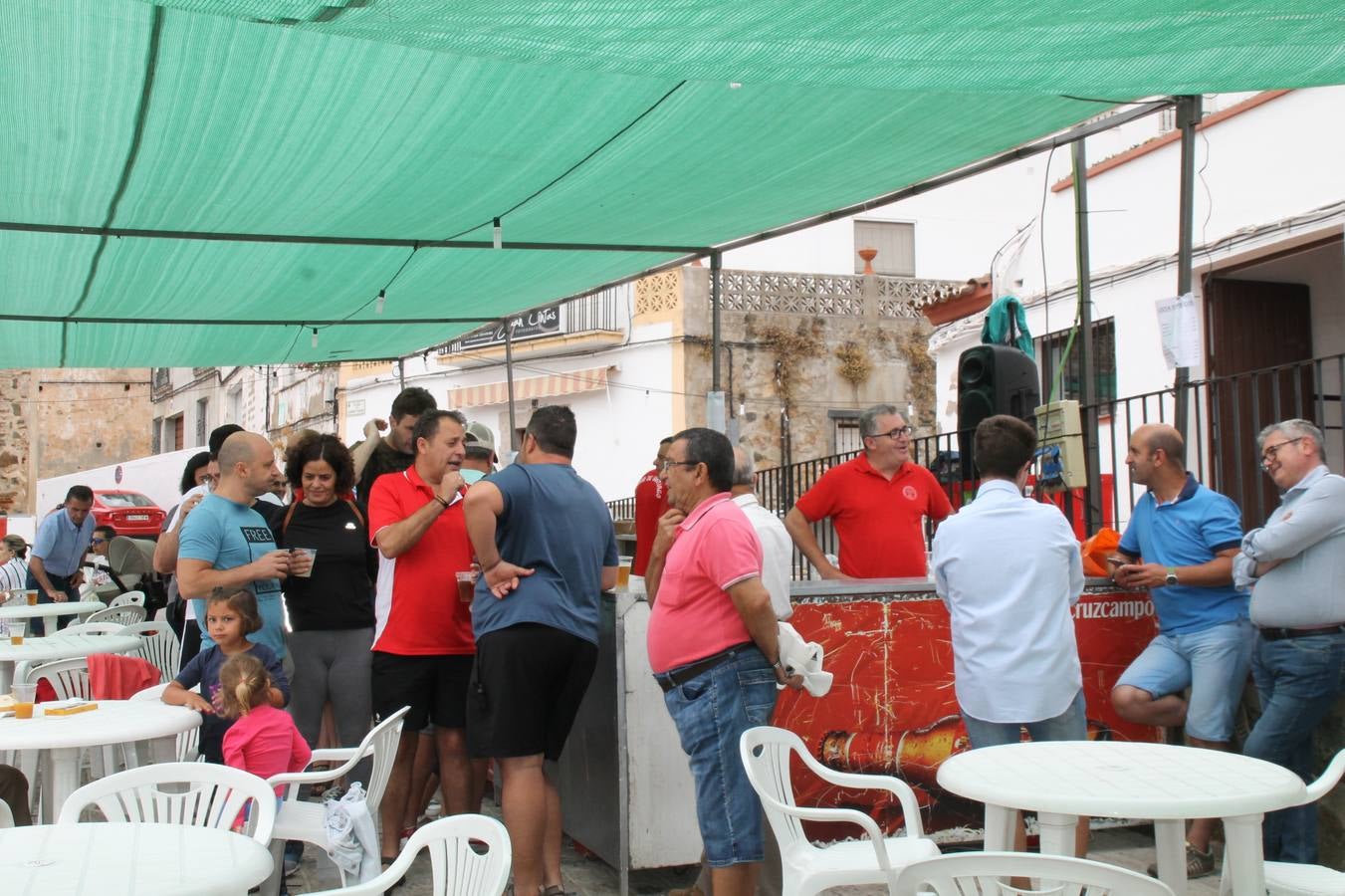 El barrio de Santiago vuelve a llenarse, como cada año hacia finales del mes de julio, de un ambiente festivo que brinda el mejor escenario para disfrutar de tradiciones, convivencia, estampas y sabores representativos de las fiestas más populares de Jerez de los Caballeros, sus típicas 'velás'.La pequeña pero señera ermita de Santiago luce espléndida con el cuidado y el cariño de los vecinos del barrio, afanados también en propiciar el mejor espacio para el encuentro y el reencuentro. Los juegos populares (carrera de cintas en bicicleta, pucheros...) han presidido el comienzo de la fiesta en la Plaza de Santiago con el protagonismo de muchos niños. También la apertura del servicio de barra, con ricas sardinas asadas, picadillo, carne a la brasa.... La música completa tan excelente propuesta, esta año con la actuación de Fany Ortiz, finalista del Festival de la Canción de Extremadura y la animación de 'Dale al Play', con Victoriano Baena y Manolo Cornelio, además de la celebración de un bingo.
