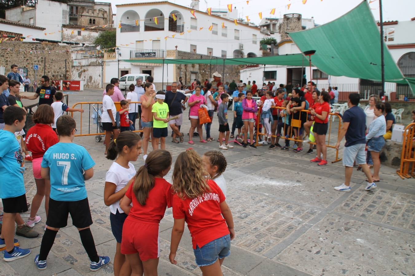 El barrio de Santiago vuelve a llenarse, como cada año hacia finales del mes de julio, de un ambiente festivo que brinda el mejor escenario para disfrutar de tradiciones, convivencia, estampas y sabores representativos de las fiestas más populares de Jerez de los Caballeros, sus típicas 'velás'.La pequeña pero señera ermita de Santiago luce espléndida con el cuidado y el cariño de los vecinos del barrio, afanados también en propiciar el mejor espacio para el encuentro y el reencuentro. Los juegos populares (carrera de cintas en bicicleta, pucheros...) han presidido el comienzo de la fiesta en la Plaza de Santiago con el protagonismo de muchos niños. También la apertura del servicio de barra, con ricas sardinas asadas, picadillo, carne a la brasa.... La música completa tan excelente propuesta, esta año con la actuación de Fany Ortiz, finalista del Festival de la Canción de Extremadura y la animación de 'Dale al Play', con Victoriano Baena y Manolo Cornelio, además de la celebración de un bingo.