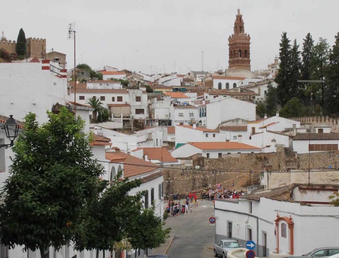 El barrio de Santiago vuelve a llenarse, como cada año hacia finales del mes de julio, de un ambiente festivo que brinda el mejor escenario para disfrutar de tradiciones, convivencia, estampas y sabores representativos de las fiestas más populares de Jerez de los Caballeros, sus típicas 'velás'.La pequeña pero señera ermita de Santiago luce espléndida con el cuidado y el cariño de los vecinos del barrio, afanados también en propiciar el mejor espacio para el encuentro y el reencuentro. Los juegos populares (carrera de cintas en bicicleta, pucheros...) han presidido el comienzo de la fiesta en la Plaza de Santiago con el protagonismo de muchos niños. También la apertura del servicio de barra, con ricas sardinas asadas, picadillo, carne a la brasa.... La música completa tan excelente propuesta, esta año con la actuación de Fany Ortiz, finalista del Festival de la Canción de Extremadura y la animación de 'Dale al Play', con Victoriano Baena y Manolo Cornelio, además de la celebración de un bingo.