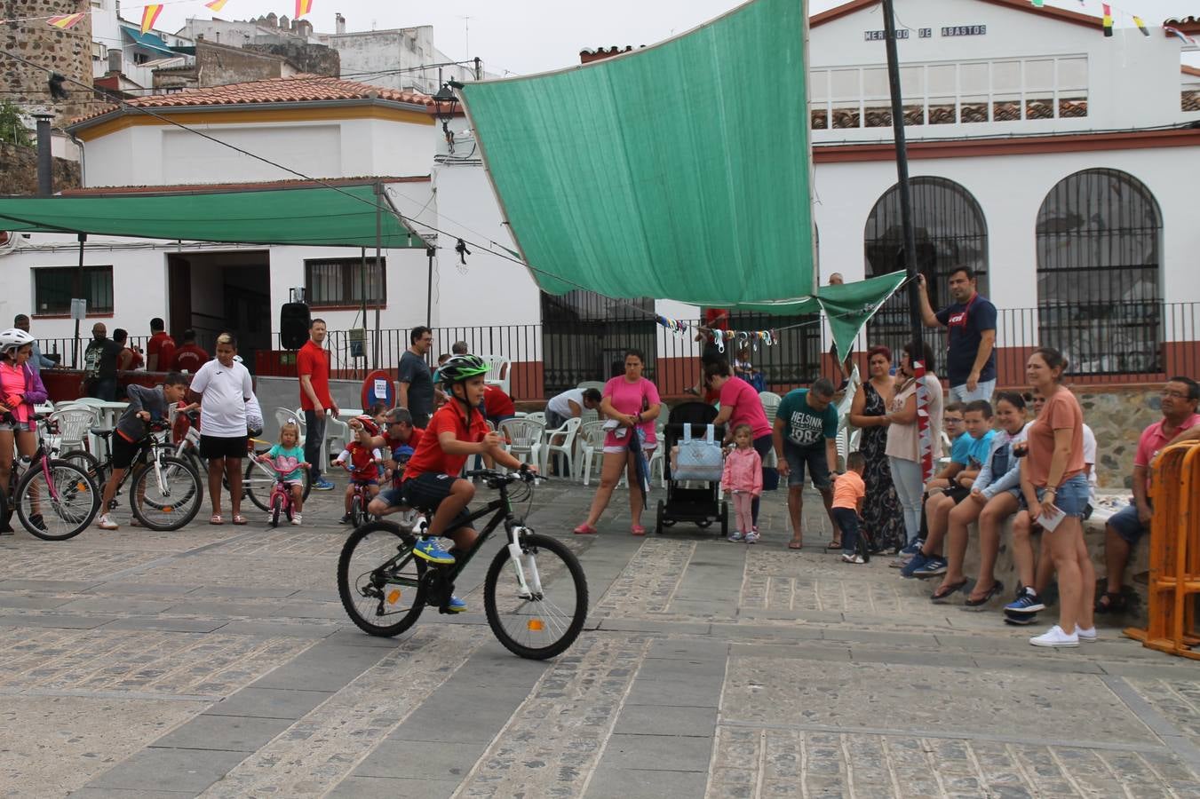 El barrio de Santiago vuelve a llenarse, como cada año hacia finales del mes de julio, de un ambiente festivo que brinda el mejor escenario para disfrutar de tradiciones, convivencia, estampas y sabores representativos de las fiestas más populares de Jerez de los Caballeros, sus típicas 'velás'.La pequeña pero señera ermita de Santiago luce espléndida con el cuidado y el cariño de los vecinos del barrio, afanados también en propiciar el mejor espacio para el encuentro y el reencuentro. Los juegos populares (carrera de cintas en bicicleta, pucheros...) han presidido el comienzo de la fiesta en la Plaza de Santiago con el protagonismo de muchos niños. También la apertura del servicio de barra, con ricas sardinas asadas, picadillo, carne a la brasa.... La música completa tan excelente propuesta, esta año con la actuación de Fany Ortiz, finalista del Festival de la Canción de Extremadura y la animación de 'Dale al Play', con Victoriano Baena y Manolo Cornelio, además de la celebración de un bingo.