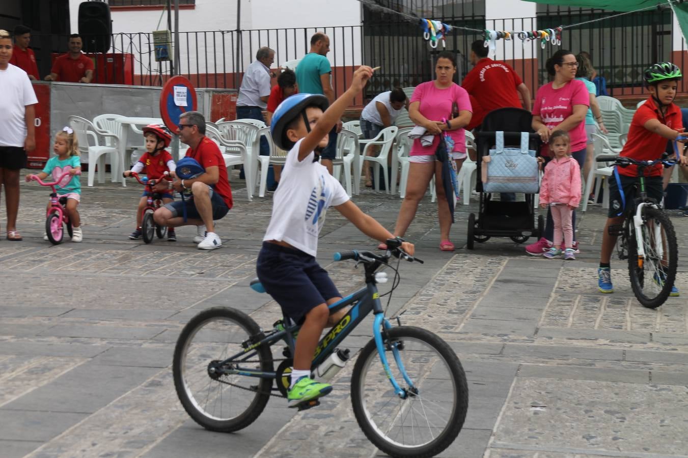 El barrio de Santiago vuelve a llenarse, como cada año hacia finales del mes de julio, de un ambiente festivo que brinda el mejor escenario para disfrutar de tradiciones, convivencia, estampas y sabores representativos de las fiestas más populares de Jerez de los Caballeros, sus típicas 'velás'.La pequeña pero señera ermita de Santiago luce espléndida con el cuidado y el cariño de los vecinos del barrio, afanados también en propiciar el mejor espacio para el encuentro y el reencuentro. Los juegos populares (carrera de cintas en bicicleta, pucheros...) han presidido el comienzo de la fiesta en la Plaza de Santiago con el protagonismo de muchos niños. También la apertura del servicio de barra, con ricas sardinas asadas, picadillo, carne a la brasa.... La música completa tan excelente propuesta, esta año con la actuación de Fany Ortiz, finalista del Festival de la Canción de Extremadura y la animación de 'Dale al Play', con Victoriano Baena y Manolo Cornelio, además de la celebración de un bingo.