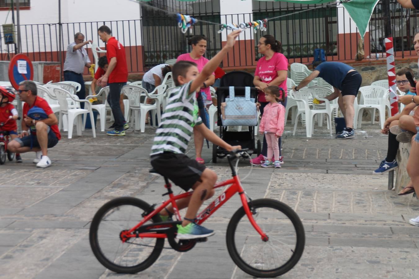 El barrio de Santiago vuelve a llenarse, como cada año hacia finales del mes de julio, de un ambiente festivo que brinda el mejor escenario para disfrutar de tradiciones, convivencia, estampas y sabores representativos de las fiestas más populares de Jerez de los Caballeros, sus típicas 'velás'.La pequeña pero señera ermita de Santiago luce espléndida con el cuidado y el cariño de los vecinos del barrio, afanados también en propiciar el mejor espacio para el encuentro y el reencuentro. Los juegos populares (carrera de cintas en bicicleta, pucheros...) han presidido el comienzo de la fiesta en la Plaza de Santiago con el protagonismo de muchos niños. También la apertura del servicio de barra, con ricas sardinas asadas, picadillo, carne a la brasa.... La música completa tan excelente propuesta, esta año con la actuación de Fany Ortiz, finalista del Festival de la Canción de Extremadura y la animación de 'Dale al Play', con Victoriano Baena y Manolo Cornelio, además de la celebración de un bingo.