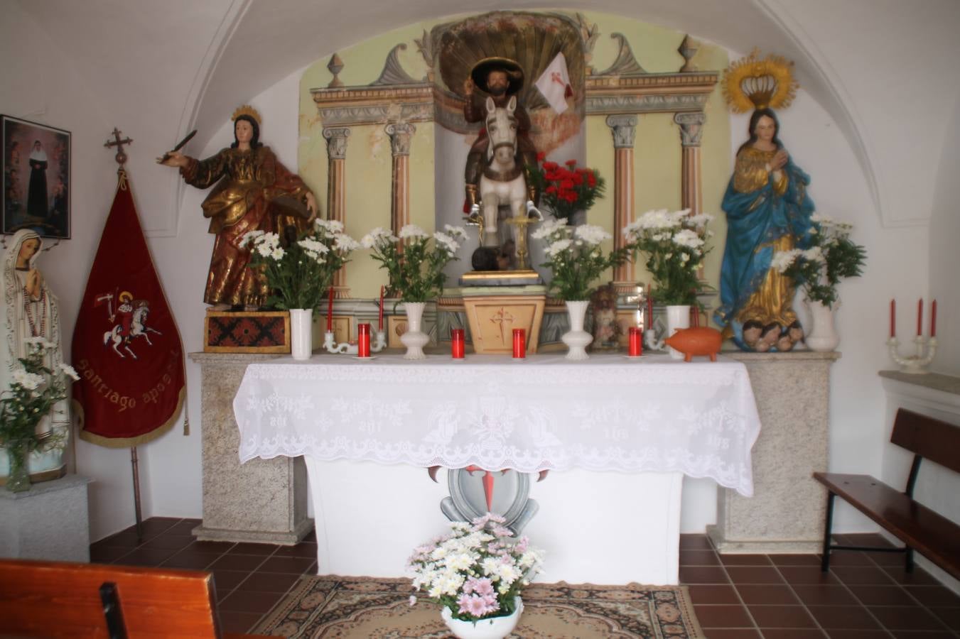 El barrio de Santiago vuelve a llenarse, como cada año hacia finales del mes de julio, de un ambiente festivo que brinda el mejor escenario para disfrutar de tradiciones, convivencia, estampas y sabores representativos de las fiestas más populares de Jerez de los Caballeros, sus típicas 'velás'.La pequeña pero señera ermita de Santiago luce espléndida con el cuidado y el cariño de los vecinos del barrio, afanados también en propiciar el mejor espacio para el encuentro y el reencuentro. Los juegos populares (carrera de cintas en bicicleta, pucheros...) han presidido el comienzo de la fiesta en la Plaza de Santiago con el protagonismo de muchos niños. También la apertura del servicio de barra, con ricas sardinas asadas, picadillo, carne a la brasa.... La música completa tan excelente propuesta, esta año con la actuación de Fany Ortiz, finalista del Festival de la Canción de Extremadura y la animación de 'Dale al Play', con Victoriano Baena y Manolo Cornelio, además de la celebración de un bingo.