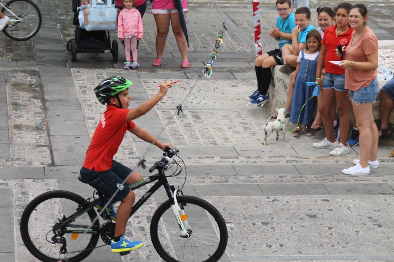 El barrio de Santiago vuelve a llenarse, como cada año hacia finales del mes de julio, de un ambiente festivo que brinda el mejor escenario para disfrutar de tradiciones, convivencia, estampas y sabores representativos de las fiestas más populares de Jerez de los Caballeros, sus típicas 'velás'.La pequeña pero señera ermita de Santiago luce espléndida con el cuidado y el cariño de los vecinos del barrio, afanados también en propiciar el mejor espacio para el encuentro y el reencuentro. Los juegos populares (carrera de cintas en bicicleta, pucheros...) han presidido el comienzo de la fiesta en la Plaza de Santiago con el protagonismo de muchos niños. También la apertura del servicio de barra, con ricas sardinas asadas, picadillo, carne a la brasa.... La música completa tan excelente propuesta, esta año con la actuación de Fany Ortiz, finalista del Festival de la Canción de Extremadura y la animación de 'Dale al Play', con Victoriano Baena y Manolo Cornelio, además de la celebración de un bingo.