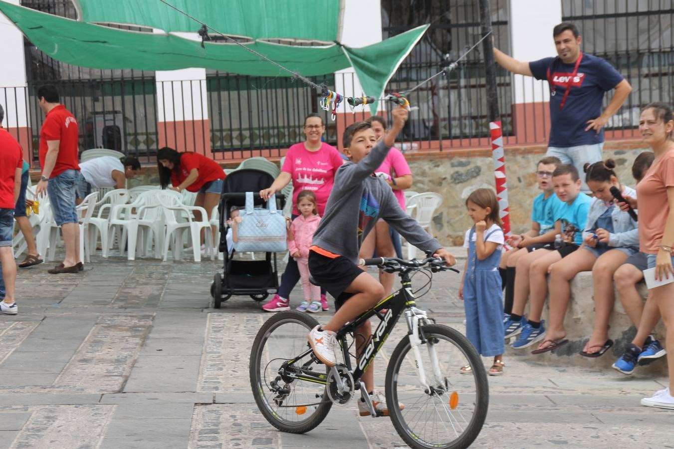 El barrio de Santiago vuelve a llenarse, como cada año hacia finales del mes de julio, de un ambiente festivo que brinda el mejor escenario para disfrutar de tradiciones, convivencia, estampas y sabores representativos de las fiestas más populares de Jerez de los Caballeros, sus típicas 'velás'.La pequeña pero señera ermita de Santiago luce espléndida con el cuidado y el cariño de los vecinos del barrio, afanados también en propiciar el mejor espacio para el encuentro y el reencuentro. Los juegos populares (carrera de cintas en bicicleta, pucheros...) han presidido el comienzo de la fiesta en la Plaza de Santiago con el protagonismo de muchos niños. También la apertura del servicio de barra, con ricas sardinas asadas, picadillo, carne a la brasa.... La música completa tan excelente propuesta, esta año con la actuación de Fany Ortiz, finalista del Festival de la Canción de Extremadura y la animación de 'Dale al Play', con Victoriano Baena y Manolo Cornelio, además de la celebración de un bingo.