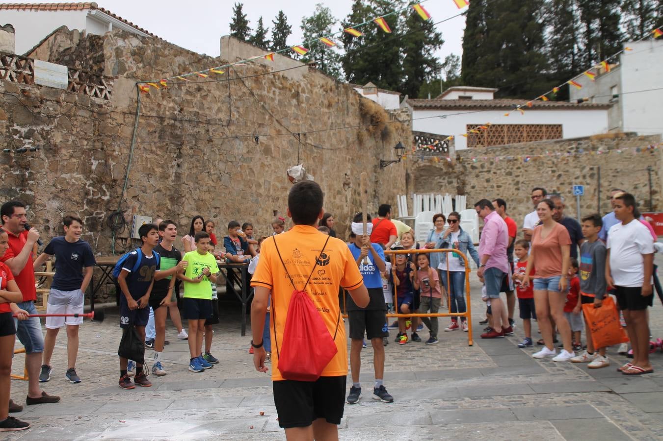 El barrio de Santiago vuelve a llenarse, como cada año hacia finales del mes de julio, de un ambiente festivo que brinda el mejor escenario para disfrutar de tradiciones, convivencia, estampas y sabores representativos de las fiestas más populares de Jerez de los Caballeros, sus típicas 'velás'.La pequeña pero señera ermita de Santiago luce espléndida con el cuidado y el cariño de los vecinos del barrio, afanados también en propiciar el mejor espacio para el encuentro y el reencuentro. Los juegos populares (carrera de cintas en bicicleta, pucheros...) han presidido el comienzo de la fiesta en la Plaza de Santiago con el protagonismo de muchos niños. También la apertura del servicio de barra, con ricas sardinas asadas, picadillo, carne a la brasa.... La música completa tan excelente propuesta, esta año con la actuación de Fany Ortiz, finalista del Festival de la Canción de Extremadura y la animación de 'Dale al Play', con Victoriano Baena y Manolo Cornelio, además de la celebración de un bingo.