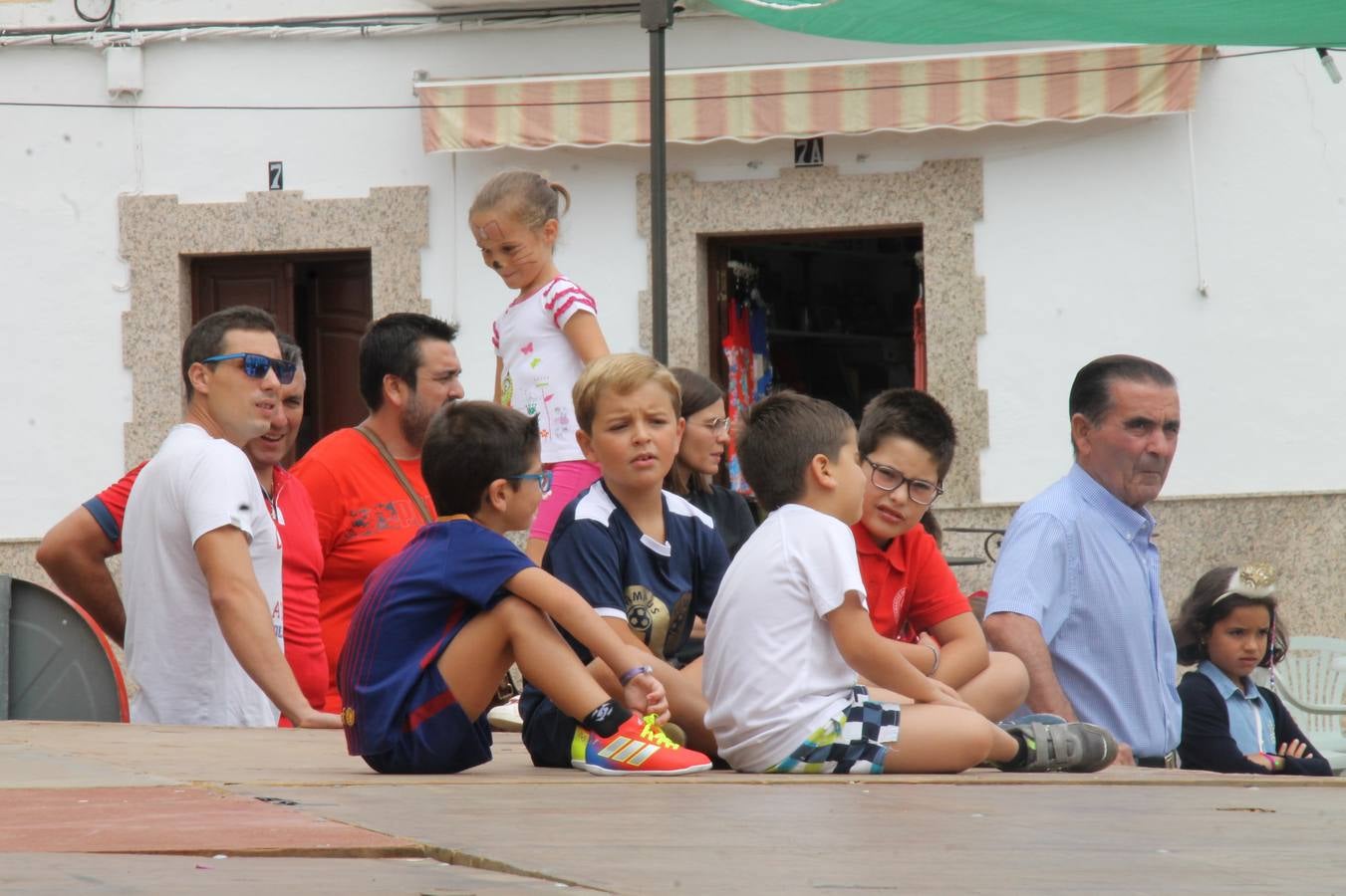 El barrio de Santiago vuelve a llenarse, como cada año hacia finales del mes de julio, de un ambiente festivo que brinda el mejor escenario para disfrutar de tradiciones, convivencia, estampas y sabores representativos de las fiestas más populares de Jerez de los Caballeros, sus típicas 'velás'.La pequeña pero señera ermita de Santiago luce espléndida con el cuidado y el cariño de los vecinos del barrio, afanados también en propiciar el mejor espacio para el encuentro y el reencuentro. Los juegos populares (carrera de cintas en bicicleta, pucheros...) han presidido el comienzo de la fiesta en la Plaza de Santiago con el protagonismo de muchos niños. También la apertura del servicio de barra, con ricas sardinas asadas, picadillo, carne a la brasa.... La música completa tan excelente propuesta, esta año con la actuación de Fany Ortiz, finalista del Festival de la Canción de Extremadura y la animación de 'Dale al Play', con Victoriano Baena y Manolo Cornelio, además de la celebración de un bingo.