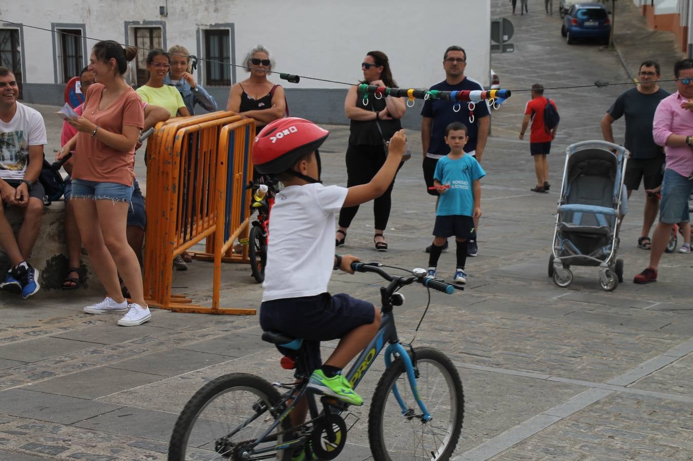 El barrio de Santiago vuelve a llenarse, como cada año hacia finales del mes de julio, de un ambiente festivo que brinda el mejor escenario para disfrutar de tradiciones, convivencia, estampas y sabores representativos de las fiestas más populares de Jerez de los Caballeros, sus típicas 'velás'.La pequeña pero señera ermita de Santiago luce espléndida con el cuidado y el cariño de los vecinos del barrio, afanados también en propiciar el mejor espacio para el encuentro y el reencuentro. Los juegos populares (carrera de cintas en bicicleta, pucheros...) han presidido el comienzo de la fiesta en la Plaza de Santiago con el protagonismo de muchos niños. También la apertura del servicio de barra, con ricas sardinas asadas, picadillo, carne a la brasa.... La música completa tan excelente propuesta, esta año con la actuación de Fany Ortiz, finalista del Festival de la Canción de Extremadura y la animación de 'Dale al Play', con Victoriano Baena y Manolo Cornelio, además de la celebración de un bingo.