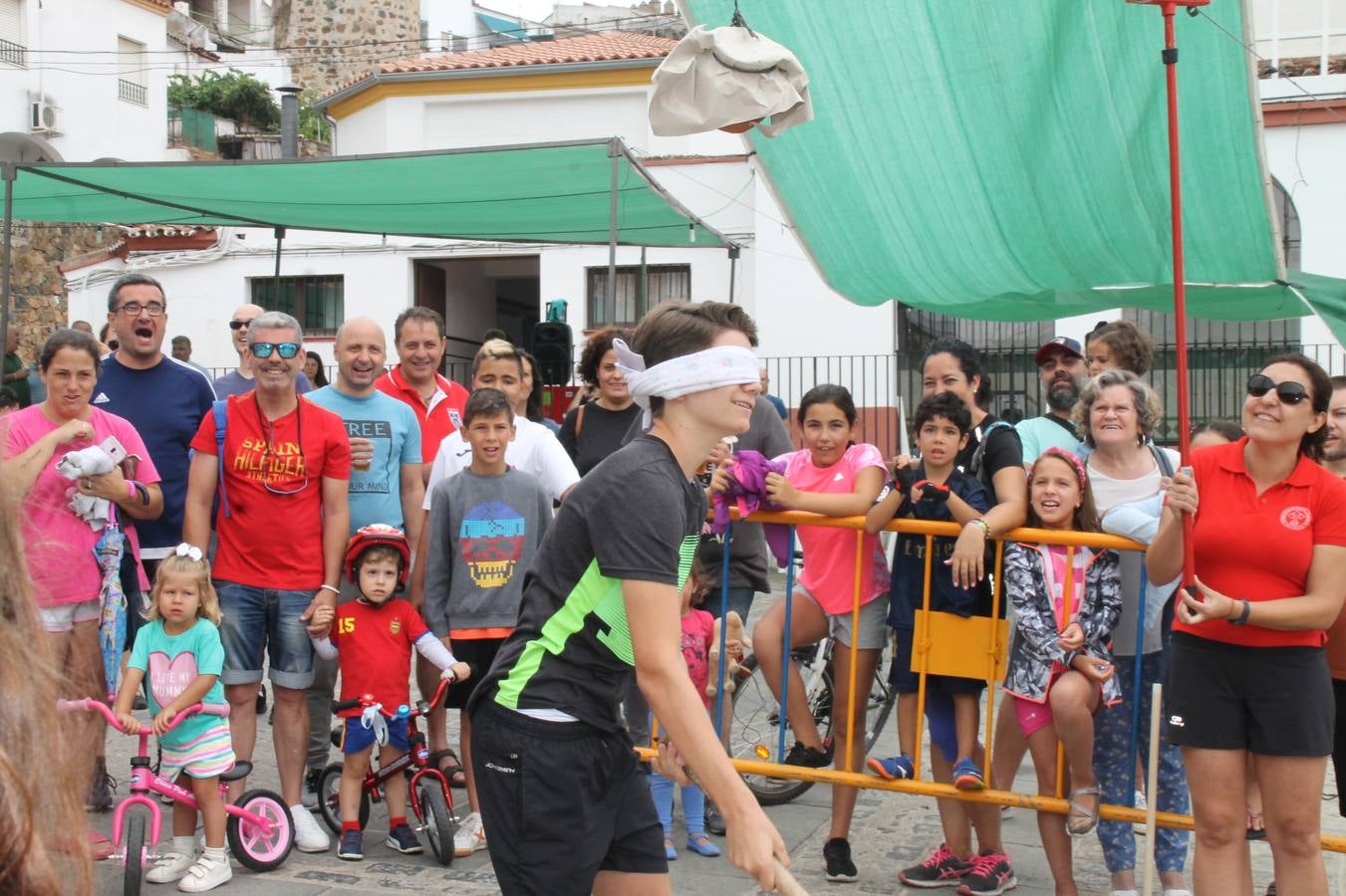 El barrio de Santiago vuelve a llenarse, como cada año hacia finales del mes de julio, de un ambiente festivo que brinda el mejor escenario para disfrutar de tradiciones, convivencia, estampas y sabores representativos de las fiestas más populares de Jerez de los Caballeros, sus típicas 'velás'.La pequeña pero señera ermita de Santiago luce espléndida con el cuidado y el cariño de los vecinos del barrio, afanados también en propiciar el mejor espacio para el encuentro y el reencuentro. Los juegos populares (carrera de cintas en bicicleta, pucheros...) han presidido el comienzo de la fiesta en la Plaza de Santiago con el protagonismo de muchos niños. También la apertura del servicio de barra, con ricas sardinas asadas, picadillo, carne a la brasa.... La música completa tan excelente propuesta, esta año con la actuación de Fany Ortiz, finalista del Festival de la Canción de Extremadura y la animación de 'Dale al Play', con Victoriano Baena y Manolo Cornelio, además de la celebración de un bingo.