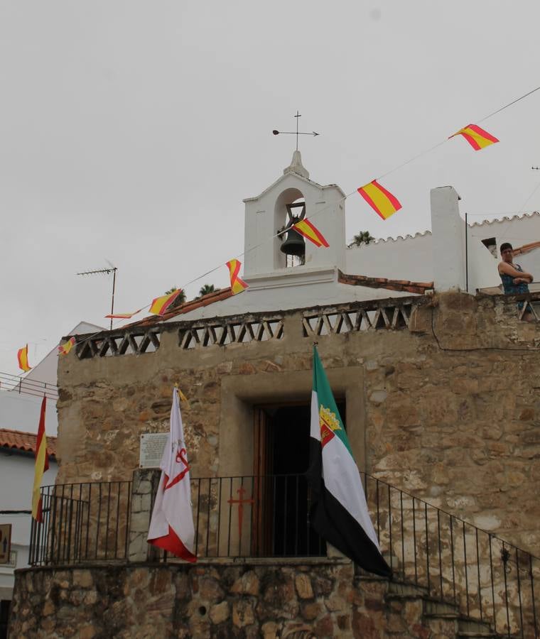 El barrio de Santiago vuelve a llenarse, como cada año hacia finales del mes de julio, de un ambiente festivo que brinda el mejor escenario para disfrutar de tradiciones, convivencia, estampas y sabores representativos de las fiestas más populares de Jerez de los Caballeros, sus típicas 'velás'.La pequeña pero señera ermita de Santiago luce espléndida con el cuidado y el cariño de los vecinos del barrio, afanados también en propiciar el mejor espacio para el encuentro y el reencuentro. Los juegos populares (carrera de cintas en bicicleta, pucheros...) han presidido el comienzo de la fiesta en la Plaza de Santiago con el protagonismo de muchos niños. También la apertura del servicio de barra, con ricas sardinas asadas, picadillo, carne a la brasa.... La música completa tan excelente propuesta, esta año con la actuación de Fany Ortiz, finalista del Festival de la Canción de Extremadura y la animación de 'Dale al Play', con Victoriano Baena y Manolo Cornelio, además de la celebración de un bingo.