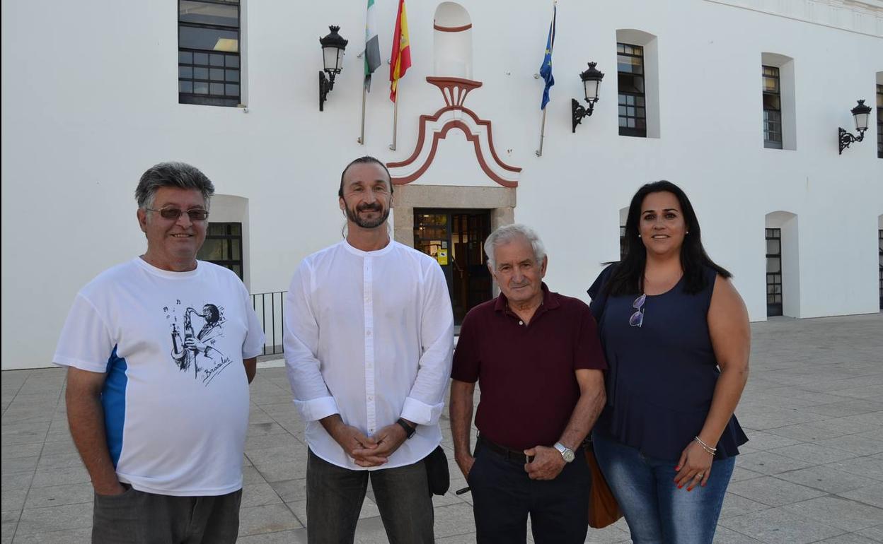 Juan Carlos Santana junto con los delegados de las pedanías. 