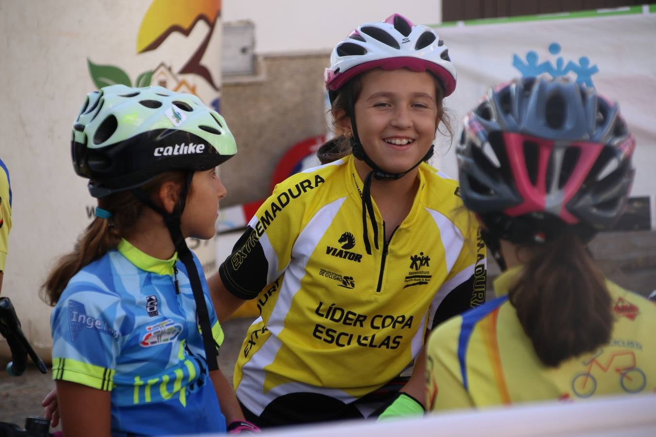 El barrio de 'Santa Catalina' de Jerez de los Caballeros ha acogido, esta mañana, la tercera prueba del Gran Premio Diputación de Badajoz 'Copa Escuelas de ciclismo en carretera', organizada por el Club Ciclista Jerez de los Caballeros y la Federación Extremeña de Ciclismo.Una competición de ciclismo que, como ya adelantó HOY Jerez, fue creada por la Federación Extremeña de Ciclismo con el objetivo de fomentar y seguir practicando deporte cuando ya han terminado todos los circuitos que se celebran durante el curso académico. En la citada prueba, han participado diferentes categorías: cadete, promesa, junior, principiante, alevín e infantil.Juan Luis Soriano, presidente del Club Ciclista Jerez, ha manifestado su satisfacción por el buen desarrollo de la jornada, «este tipo de pruebas son fundamentales para hacer cantera y promover este deporte entre los más pequeños».