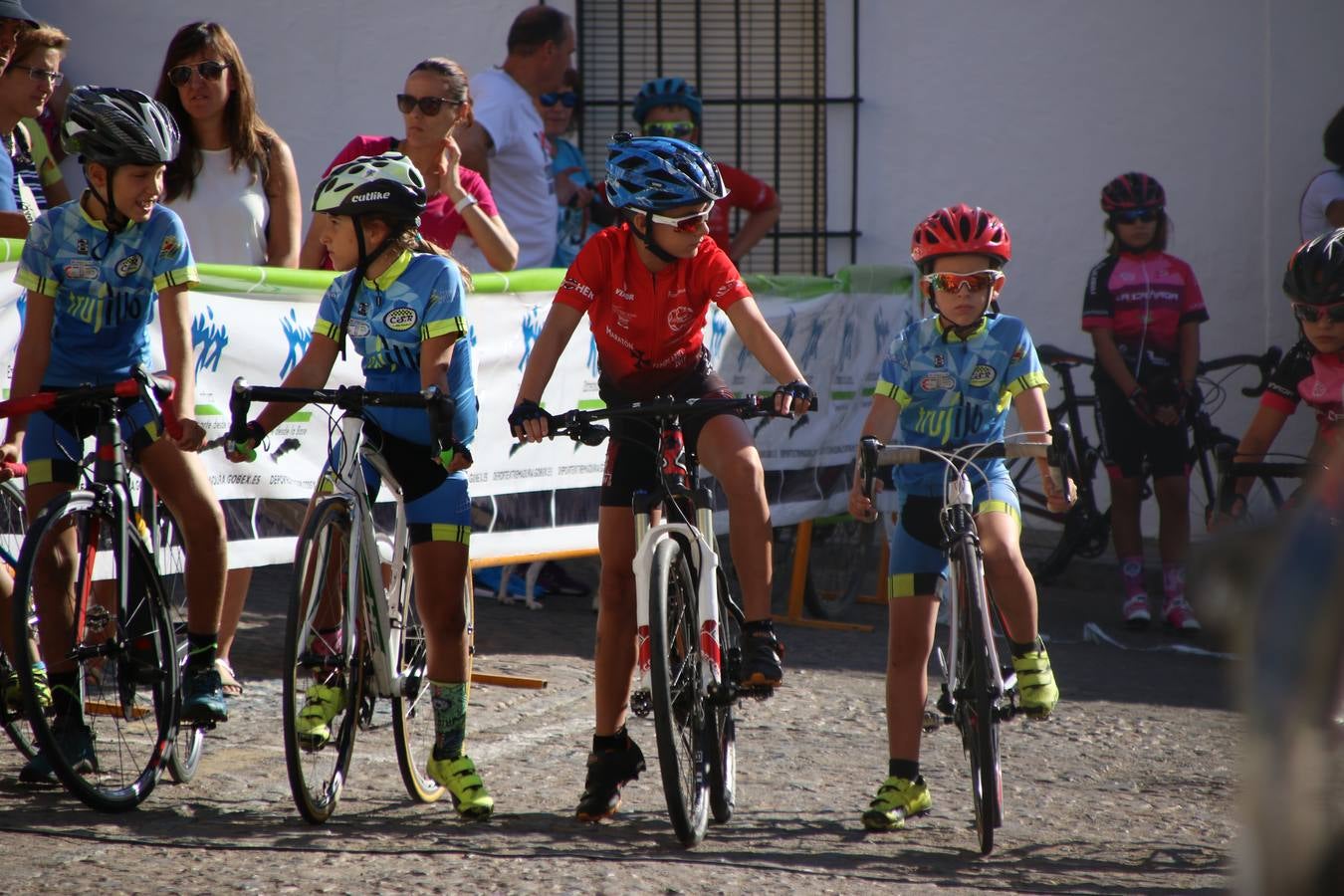 El barrio de 'Santa Catalina' de Jerez de los Caballeros ha acogido, esta mañana, la tercera prueba del Gran Premio Diputación de Badajoz 'Copa Escuelas de ciclismo en carretera', organizada por el Club Ciclista Jerez de los Caballeros y la Federación Extremeña de Ciclismo.Una competición de ciclismo que, como ya adelantó HOY Jerez, fue creada por la Federación Extremeña de Ciclismo con el objetivo de fomentar y seguir practicando deporte cuando ya han terminado todos los circuitos que se celebran durante el curso académico. En la citada prueba, han participado diferentes categorías: cadete, promesa, junior, principiante, alevín e infantil.Juan Luis Soriano, presidente del Club Ciclista Jerez, ha manifestado su satisfacción por el buen desarrollo de la jornada, «este tipo de pruebas son fundamentales para hacer cantera y promover este deporte entre los más pequeños».