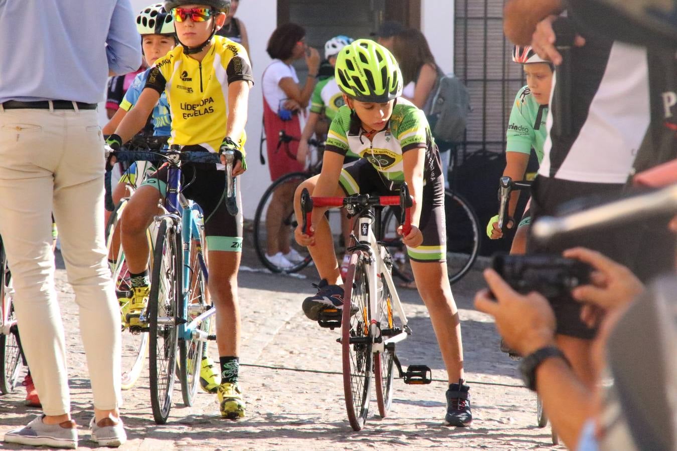 El barrio de 'Santa Catalina' de Jerez de los Caballeros ha acogido, esta mañana, la tercera prueba del Gran Premio Diputación de Badajoz 'Copa Escuelas de ciclismo en carretera', organizada por el Club Ciclista Jerez de los Caballeros y la Federación Extremeña de Ciclismo.Una competición de ciclismo que, como ya adelantó HOY Jerez, fue creada por la Federación Extremeña de Ciclismo con el objetivo de fomentar y seguir practicando deporte cuando ya han terminado todos los circuitos que se celebran durante el curso académico. En la citada prueba, han participado diferentes categorías: cadete, promesa, junior, principiante, alevín e infantil.Juan Luis Soriano, presidente del Club Ciclista Jerez, ha manifestado su satisfacción por el buen desarrollo de la jornada, «este tipo de pruebas son fundamentales para hacer cantera y promover este deporte entre los más pequeños».