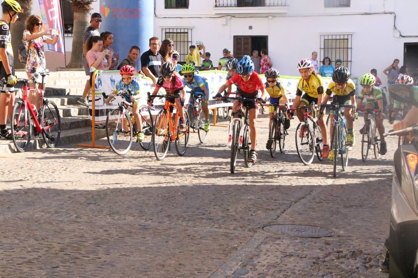El barrio de 'Santa Catalina' de Jerez de los Caballeros ha acogido, esta mañana, la tercera prueba del Gran Premio Diputación de Badajoz 'Copa Escuelas de ciclismo en carretera', organizada por el Club Ciclista Jerez de los Caballeros y la Federación Extremeña de Ciclismo.Una competición de ciclismo que, como ya adelantó HOY Jerez, fue creada por la Federación Extremeña de Ciclismo con el objetivo de fomentar y seguir practicando deporte cuando ya han terminado todos los circuitos que se celebran durante el curso académico. En la citada prueba, han participado diferentes categorías: cadete, promesa, junior, principiante, alevín e infantil.Juan Luis Soriano, presidente del Club Ciclista Jerez, ha manifestado su satisfacción por el buen desarrollo de la jornada, «este tipo de pruebas son fundamentales para hacer cantera y promover este deporte entre los más pequeños».