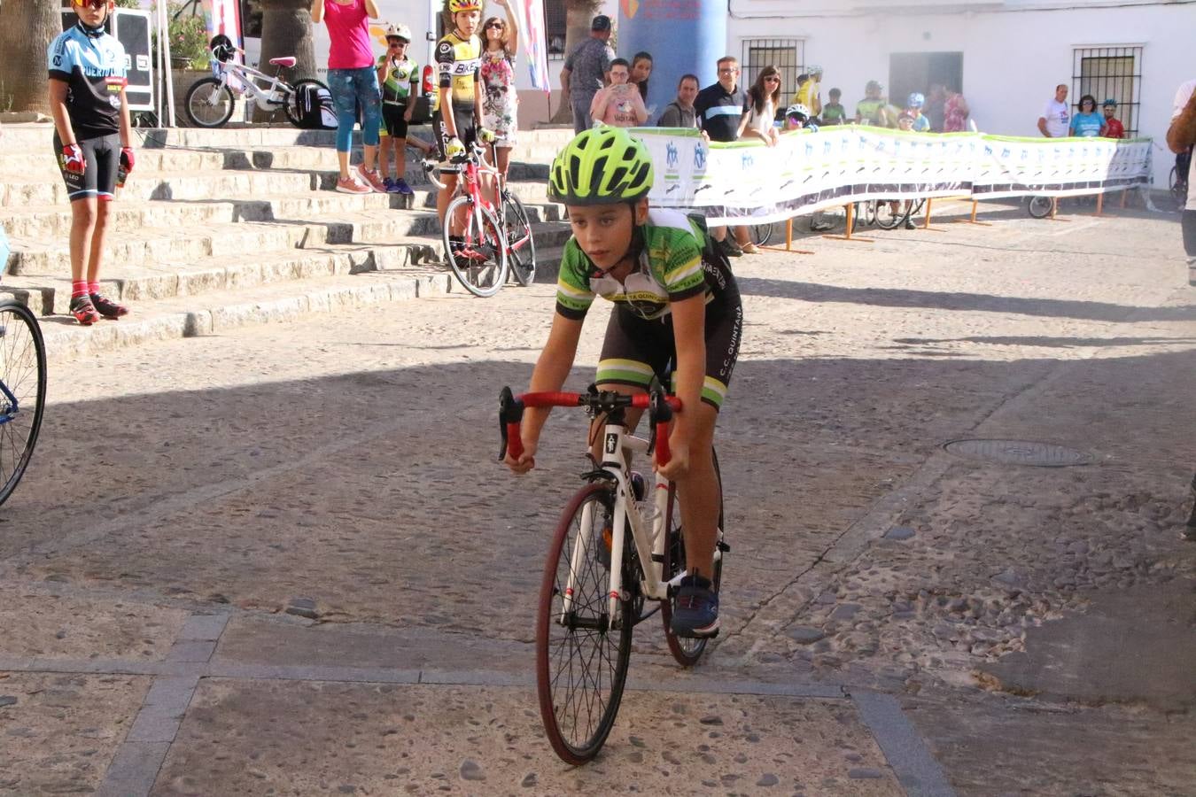 El barrio de 'Santa Catalina' de Jerez de los Caballeros ha acogido, esta mañana, la tercera prueba del Gran Premio Diputación de Badajoz 'Copa Escuelas de ciclismo en carretera', organizada por el Club Ciclista Jerez de los Caballeros y la Federación Extremeña de Ciclismo.Una competición de ciclismo que, como ya adelantó HOY Jerez, fue creada por la Federación Extremeña de Ciclismo con el objetivo de fomentar y seguir practicando deporte cuando ya han terminado todos los circuitos que se celebran durante el curso académico. En la citada prueba, han participado diferentes categorías: cadete, promesa, junior, principiante, alevín e infantil.Juan Luis Soriano, presidente del Club Ciclista Jerez, ha manifestado su satisfacción por el buen desarrollo de la jornada, «este tipo de pruebas son fundamentales para hacer cantera y promover este deporte entre los más pequeños».