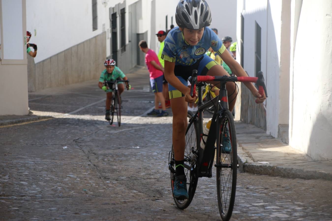 El barrio de 'Santa Catalina' de Jerez de los Caballeros ha acogido, esta mañana, la tercera prueba del Gran Premio Diputación de Badajoz 'Copa Escuelas de ciclismo en carretera', organizada por el Club Ciclista Jerez de los Caballeros y la Federación Extremeña de Ciclismo.Una competición de ciclismo que, como ya adelantó HOY Jerez, fue creada por la Federación Extremeña de Ciclismo con el objetivo de fomentar y seguir practicando deporte cuando ya han terminado todos los circuitos que se celebran durante el curso académico. En la citada prueba, han participado diferentes categorías: cadete, promesa, junior, principiante, alevín e infantil.Juan Luis Soriano, presidente del Club Ciclista Jerez, ha manifestado su satisfacción por el buen desarrollo de la jornada, «este tipo de pruebas son fundamentales para hacer cantera y promover este deporte entre los más pequeños».