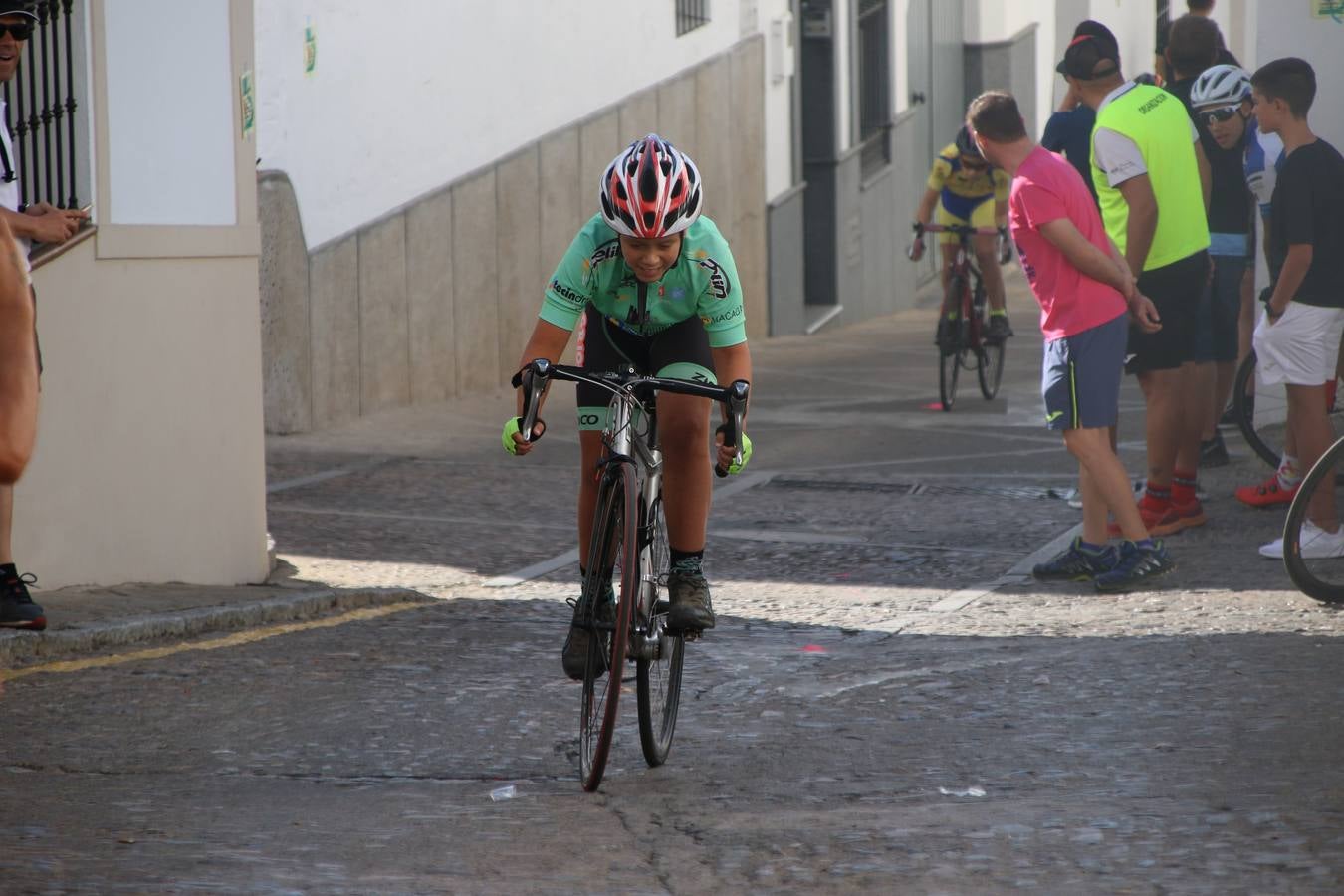 El barrio de 'Santa Catalina' de Jerez de los Caballeros ha acogido, esta mañana, la tercera prueba del Gran Premio Diputación de Badajoz 'Copa Escuelas de ciclismo en carretera', organizada por el Club Ciclista Jerez de los Caballeros y la Federación Extremeña de Ciclismo.Una competición de ciclismo que, como ya adelantó HOY Jerez, fue creada por la Federación Extremeña de Ciclismo con el objetivo de fomentar y seguir practicando deporte cuando ya han terminado todos los circuitos que se celebran durante el curso académico. En la citada prueba, han participado diferentes categorías: cadete, promesa, junior, principiante, alevín e infantil.Juan Luis Soriano, presidente del Club Ciclista Jerez, ha manifestado su satisfacción por el buen desarrollo de la jornada, «este tipo de pruebas son fundamentales para hacer cantera y promover este deporte entre los más pequeños».
