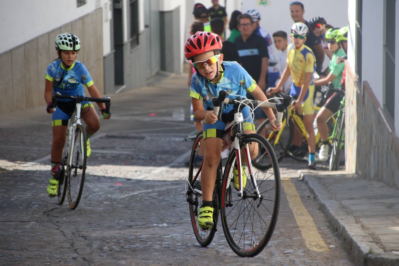 El barrio de 'Santa Catalina' de Jerez de los Caballeros ha acogido, esta mañana, la tercera prueba del Gran Premio Diputación de Badajoz 'Copa Escuelas de ciclismo en carretera', organizada por el Club Ciclista Jerez de los Caballeros y la Federación Extremeña de Ciclismo.Una competición de ciclismo que, como ya adelantó HOY Jerez, fue creada por la Federación Extremeña de Ciclismo con el objetivo de fomentar y seguir practicando deporte cuando ya han terminado todos los circuitos que se celebran durante el curso académico. En la citada prueba, han participado diferentes categorías: cadete, promesa, junior, principiante, alevín e infantil.Juan Luis Soriano, presidente del Club Ciclista Jerez, ha manifestado su satisfacción por el buen desarrollo de la jornada, «este tipo de pruebas son fundamentales para hacer cantera y promover este deporte entre los más pequeños».