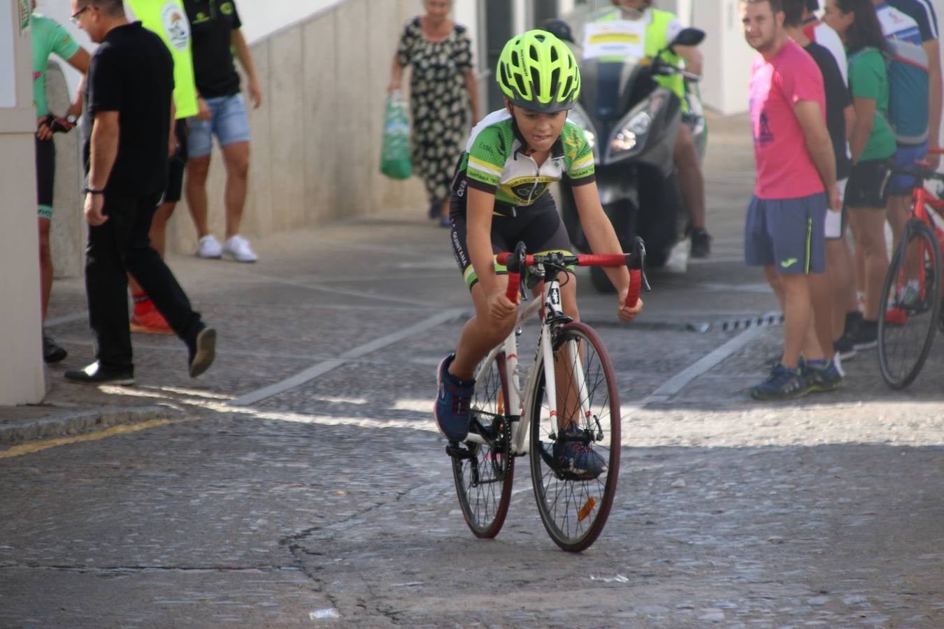 El barrio de 'Santa Catalina' de Jerez de los Caballeros ha acogido, esta mañana, la tercera prueba del Gran Premio Diputación de Badajoz 'Copa Escuelas de ciclismo en carretera', organizada por el Club Ciclista Jerez de los Caballeros y la Federación Extremeña de Ciclismo.Una competición de ciclismo que, como ya adelantó HOY Jerez, fue creada por la Federación Extremeña de Ciclismo con el objetivo de fomentar y seguir practicando deporte cuando ya han terminado todos los circuitos que se celebran durante el curso académico. En la citada prueba, han participado diferentes categorías: cadete, promesa, junior, principiante, alevín e infantil.Juan Luis Soriano, presidente del Club Ciclista Jerez, ha manifestado su satisfacción por el buen desarrollo de la jornada, «este tipo de pruebas son fundamentales para hacer cantera y promover este deporte entre los más pequeños».