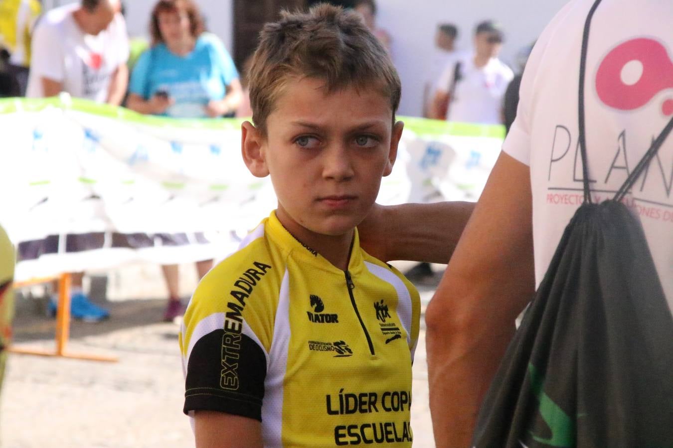 El barrio de 'Santa Catalina' de Jerez de los Caballeros ha acogido, esta mañana, la tercera prueba del Gran Premio Diputación de Badajoz 'Copa Escuelas de ciclismo en carretera', organizada por el Club Ciclista Jerez de los Caballeros y la Federación Extremeña de Ciclismo.Una competición de ciclismo que, como ya adelantó HOY Jerez, fue creada por la Federación Extremeña de Ciclismo con el objetivo de fomentar y seguir practicando deporte cuando ya han terminado todos los circuitos que se celebran durante el curso académico. En la citada prueba, han participado diferentes categorías: cadete, promesa, junior, principiante, alevín e infantil.Juan Luis Soriano, presidente del Club Ciclista Jerez, ha manifestado su satisfacción por el buen desarrollo de la jornada, «este tipo de pruebas son fundamentales para hacer cantera y promover este deporte entre los más pequeños».
