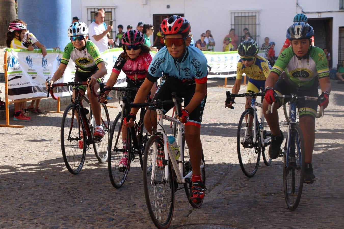 El barrio de 'Santa Catalina' de Jerez de los Caballeros ha acogido, esta mañana, la tercera prueba del Gran Premio Diputación de Badajoz 'Copa Escuelas de ciclismo en carretera', organizada por el Club Ciclista Jerez de los Caballeros y la Federación Extremeña de Ciclismo.Una competición de ciclismo que, como ya adelantó HOY Jerez, fue creada por la Federación Extremeña de Ciclismo con el objetivo de fomentar y seguir practicando deporte cuando ya han terminado todos los circuitos que se celebran durante el curso académico. En la citada prueba, han participado diferentes categorías: cadete, promesa, junior, principiante, alevín e infantil.Juan Luis Soriano, presidente del Club Ciclista Jerez, ha manifestado su satisfacción por el buen desarrollo de la jornada, «este tipo de pruebas son fundamentales para hacer cantera y promover este deporte entre los más pequeños».