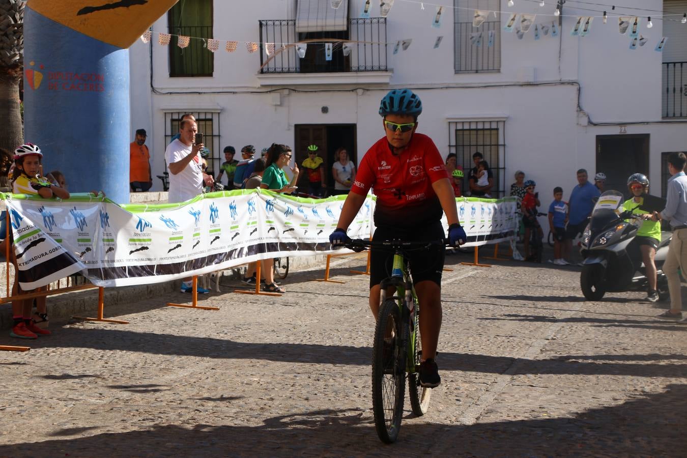 El barrio de 'Santa Catalina' de Jerez de los Caballeros ha acogido, esta mañana, la tercera prueba del Gran Premio Diputación de Badajoz 'Copa Escuelas de ciclismo en carretera', organizada por el Club Ciclista Jerez de los Caballeros y la Federación Extremeña de Ciclismo.Una competición de ciclismo que, como ya adelantó HOY Jerez, fue creada por la Federación Extremeña de Ciclismo con el objetivo de fomentar y seguir practicando deporte cuando ya han terminado todos los circuitos que se celebran durante el curso académico. En la citada prueba, han participado diferentes categorías: cadete, promesa, junior, principiante, alevín e infantil.Juan Luis Soriano, presidente del Club Ciclista Jerez, ha manifestado su satisfacción por el buen desarrollo de la jornada, «este tipo de pruebas son fundamentales para hacer cantera y promover este deporte entre los más pequeños».