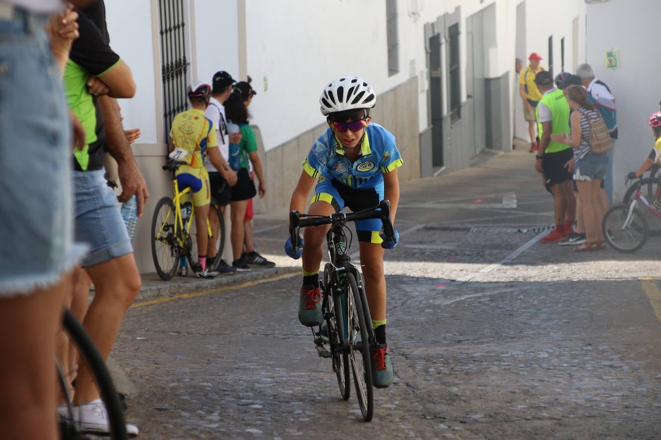 El barrio de 'Santa Catalina' de Jerez de los Caballeros ha acogido, esta mañana, la tercera prueba del Gran Premio Diputación de Badajoz 'Copa Escuelas de ciclismo en carretera', organizada por el Club Ciclista Jerez de los Caballeros y la Federación Extremeña de Ciclismo.Una competición de ciclismo que, como ya adelantó HOY Jerez, fue creada por la Federación Extremeña de Ciclismo con el objetivo de fomentar y seguir practicando deporte cuando ya han terminado todos los circuitos que se celebran durante el curso académico. En la citada prueba, han participado diferentes categorías: cadete, promesa, junior, principiante, alevín e infantil.Juan Luis Soriano, presidente del Club Ciclista Jerez, ha manifestado su satisfacción por el buen desarrollo de la jornada, «este tipo de pruebas son fundamentales para hacer cantera y promover este deporte entre los más pequeños».