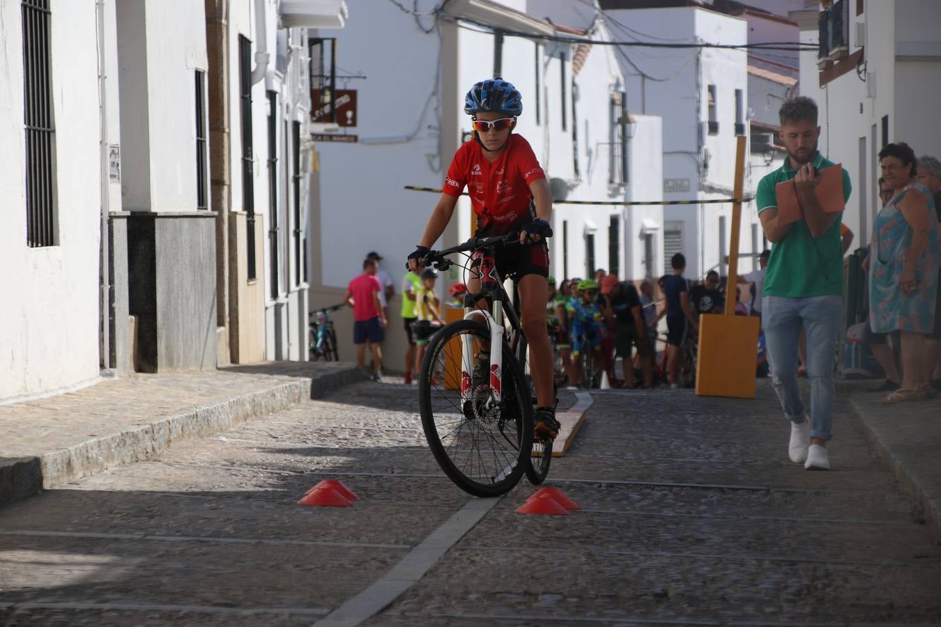 El barrio de 'Santa Catalina' de Jerez de los Caballeros ha acogido, esta mañana, la tercera prueba del Gran Premio Diputación de Badajoz 'Copa Escuelas de ciclismo en carretera', organizada por el Club Ciclista Jerez de los Caballeros y la Federación Extremeña de Ciclismo.Una competición de ciclismo que, como ya adelantó HOY Jerez, fue creada por la Federación Extremeña de Ciclismo con el objetivo de fomentar y seguir practicando deporte cuando ya han terminado todos los circuitos que se celebran durante el curso académico. En la citada prueba, han participado diferentes categorías: cadete, promesa, junior, principiante, alevín e infantil.Juan Luis Soriano, presidente del Club Ciclista Jerez, ha manifestado su satisfacción por el buen desarrollo de la jornada, «este tipo de pruebas son fundamentales para hacer cantera y promover este deporte entre los más pequeños».