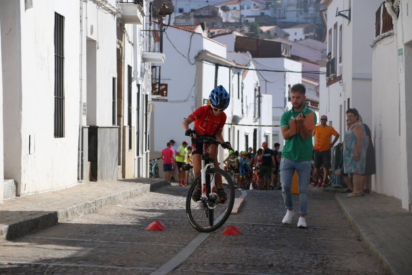 El barrio de 'Santa Catalina' de Jerez de los Caballeros ha acogido, esta mañana, la tercera prueba del Gran Premio Diputación de Badajoz 'Copa Escuelas de ciclismo en carretera', organizada por el Club Ciclista Jerez de los Caballeros y la Federación Extremeña de Ciclismo.Una competición de ciclismo que, como ya adelantó HOY Jerez, fue creada por la Federación Extremeña de Ciclismo con el objetivo de fomentar y seguir practicando deporte cuando ya han terminado todos los circuitos que se celebran durante el curso académico. En la citada prueba, han participado diferentes categorías: cadete, promesa, junior, principiante, alevín e infantil.Juan Luis Soriano, presidente del Club Ciclista Jerez, ha manifestado su satisfacción por el buen desarrollo de la jornada, «este tipo de pruebas son fundamentales para hacer cantera y promover este deporte entre los más pequeños».