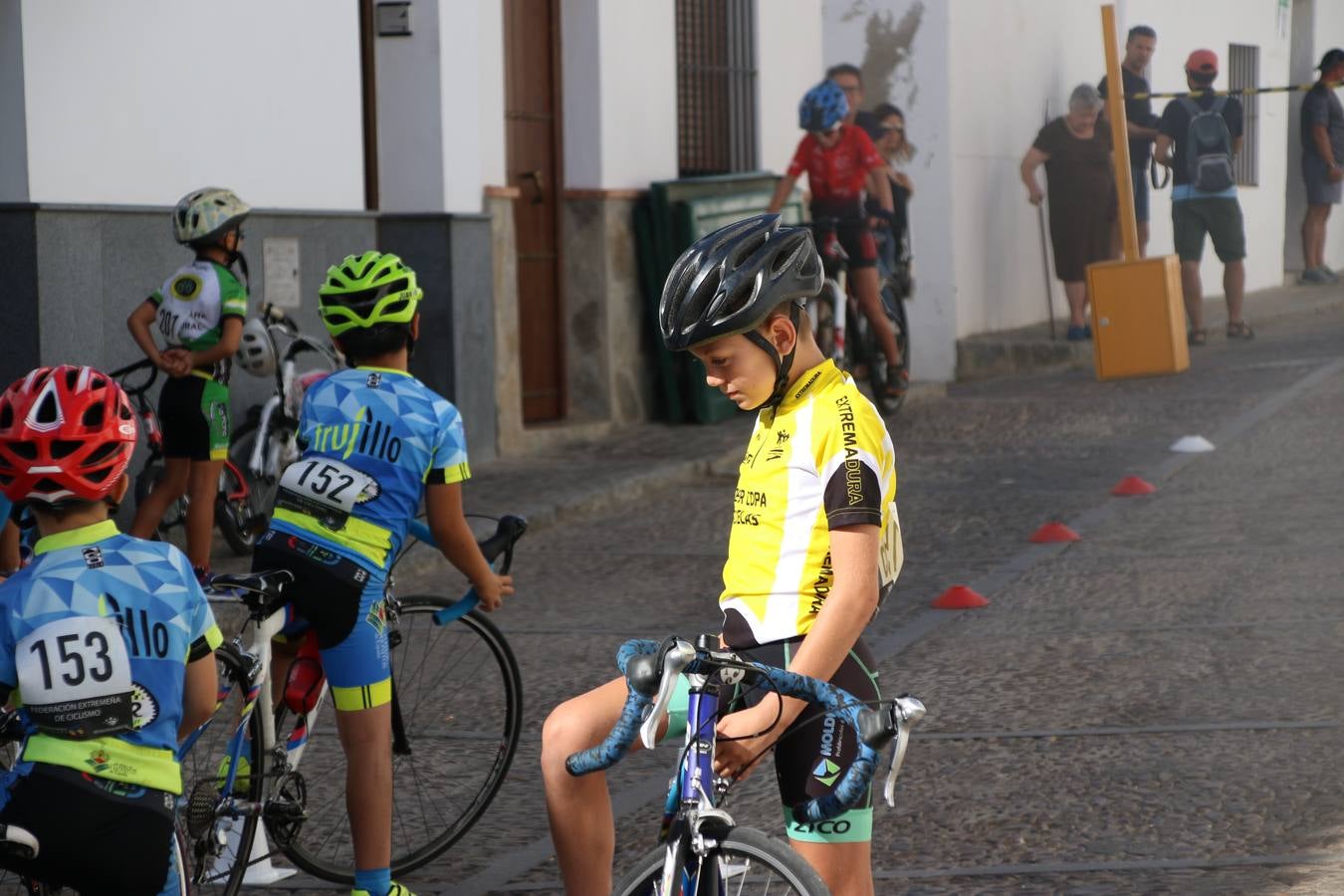 El barrio de 'Santa Catalina' de Jerez de los Caballeros ha acogido, esta mañana, la tercera prueba del Gran Premio Diputación de Badajoz 'Copa Escuelas de ciclismo en carretera', organizada por el Club Ciclista Jerez de los Caballeros y la Federación Extremeña de Ciclismo.Una competición de ciclismo que, como ya adelantó HOY Jerez, fue creada por la Federación Extremeña de Ciclismo con el objetivo de fomentar y seguir practicando deporte cuando ya han terminado todos los circuitos que se celebran durante el curso académico. En la citada prueba, han participado diferentes categorías: cadete, promesa, junior, principiante, alevín e infantil.Juan Luis Soriano, presidente del Club Ciclista Jerez, ha manifestado su satisfacción por el buen desarrollo de la jornada, «este tipo de pruebas son fundamentales para hacer cantera y promover este deporte entre los más pequeños».
