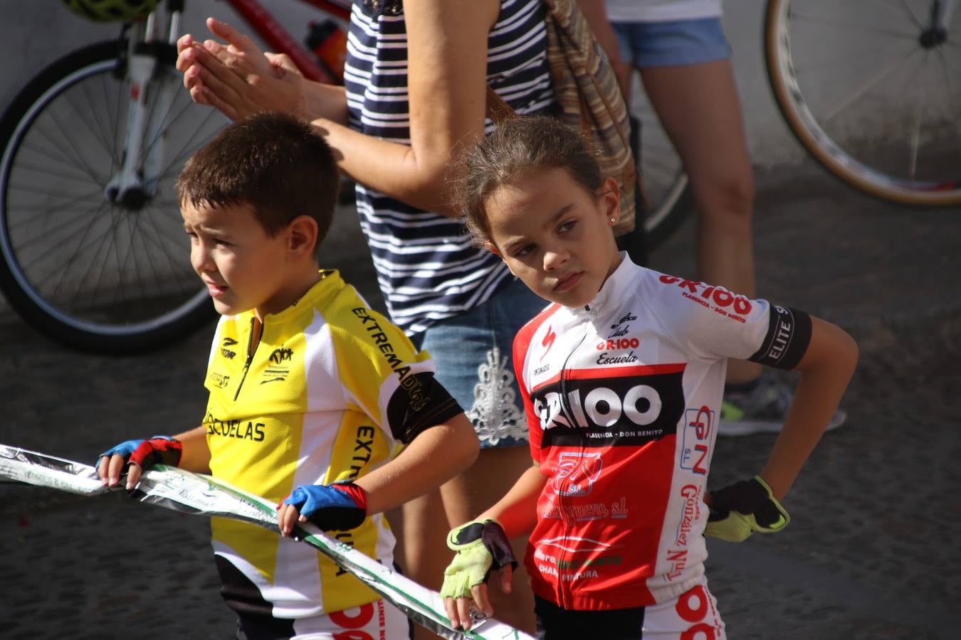 El barrio de 'Santa Catalina' de Jerez de los Caballeros ha acogido, esta mañana, la tercera prueba del Gran Premio Diputación de Badajoz 'Copa Escuelas de ciclismo en carretera', organizada por el Club Ciclista Jerez de los Caballeros y la Federación Extremeña de Ciclismo.Una competición de ciclismo que, como ya adelantó HOY Jerez, fue creada por la Federación Extremeña de Ciclismo con el objetivo de fomentar y seguir practicando deporte cuando ya han terminado todos los circuitos que se celebran durante el curso académico. En la citada prueba, han participado diferentes categorías: cadete, promesa, junior, principiante, alevín e infantil.Juan Luis Soriano, presidente del Club Ciclista Jerez, ha manifestado su satisfacción por el buen desarrollo de la jornada, «este tipo de pruebas son fundamentales para hacer cantera y promover este deporte entre los más pequeños».