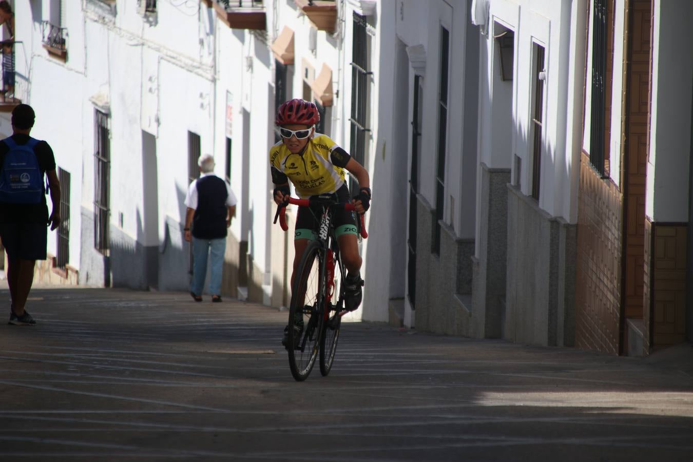 El barrio de 'Santa Catalina' de Jerez de los Caballeros ha acogido, esta mañana, la tercera prueba del Gran Premio Diputación de Badajoz 'Copa Escuelas de ciclismo en carretera', organizada por el Club Ciclista Jerez de los Caballeros y la Federación Extremeña de Ciclismo.Una competición de ciclismo que, como ya adelantó HOY Jerez, fue creada por la Federación Extremeña de Ciclismo con el objetivo de fomentar y seguir practicando deporte cuando ya han terminado todos los circuitos que se celebran durante el curso académico. En la citada prueba, han participado diferentes categorías: cadete, promesa, junior, principiante, alevín e infantil.Juan Luis Soriano, presidente del Club Ciclista Jerez, ha manifestado su satisfacción por el buen desarrollo de la jornada, «este tipo de pruebas son fundamentales para hacer cantera y promover este deporte entre los más pequeños».