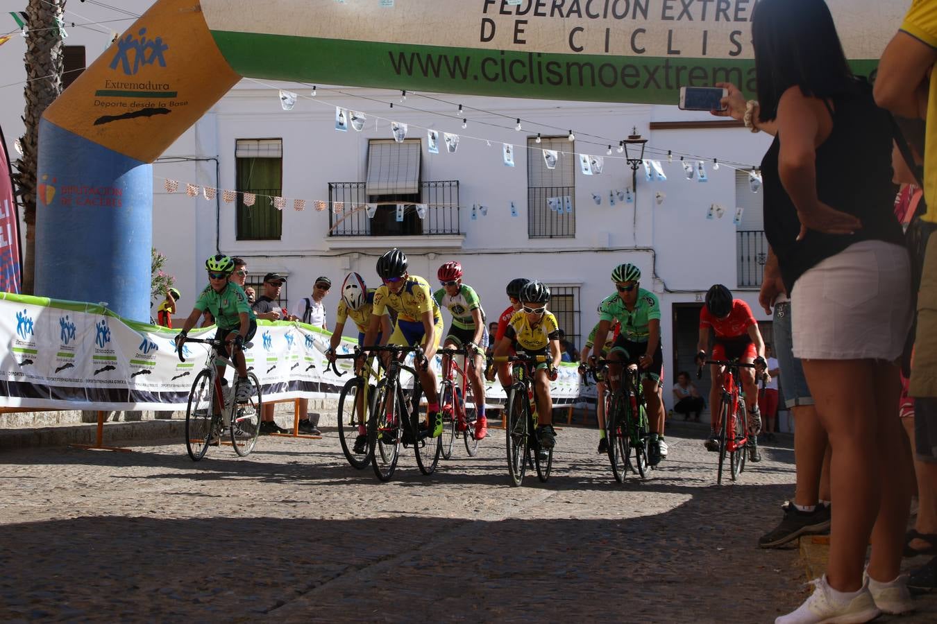 El barrio de 'Santa Catalina' de Jerez de los Caballeros ha acogido, esta mañana, la tercera prueba del Gran Premio Diputación de Badajoz 'Copa Escuelas de ciclismo en carretera', organizada por el Club Ciclista Jerez de los Caballeros y la Federación Extremeña de Ciclismo.Una competición de ciclismo que, como ya adelantó HOY Jerez, fue creada por la Federación Extremeña de Ciclismo con el objetivo de fomentar y seguir practicando deporte cuando ya han terminado todos los circuitos que se celebran durante el curso académico. En la citada prueba, han participado diferentes categorías: cadete, promesa, junior, principiante, alevín e infantil.Juan Luis Soriano, presidente del Club Ciclista Jerez, ha manifestado su satisfacción por el buen desarrollo de la jornada, «este tipo de pruebas son fundamentales para hacer cantera y promover este deporte entre los más pequeños».