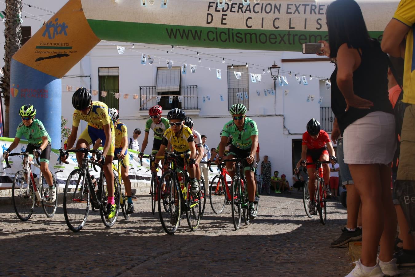 El barrio de 'Santa Catalina' de Jerez de los Caballeros ha acogido, esta mañana, la tercera prueba del Gran Premio Diputación de Badajoz 'Copa Escuelas de ciclismo en carretera', organizada por el Club Ciclista Jerez de los Caballeros y la Federación Extremeña de Ciclismo.Una competición de ciclismo que, como ya adelantó HOY Jerez, fue creada por la Federación Extremeña de Ciclismo con el objetivo de fomentar y seguir practicando deporte cuando ya han terminado todos los circuitos que se celebran durante el curso académico. En la citada prueba, han participado diferentes categorías: cadete, promesa, junior, principiante, alevín e infantil.Juan Luis Soriano, presidente del Club Ciclista Jerez, ha manifestado su satisfacción por el buen desarrollo de la jornada, «este tipo de pruebas son fundamentales para hacer cantera y promover este deporte entre los más pequeños».