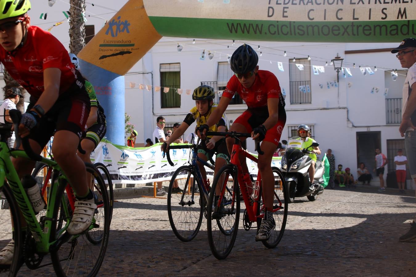 El barrio de 'Santa Catalina' de Jerez de los Caballeros ha acogido, esta mañana, la tercera prueba del Gran Premio Diputación de Badajoz 'Copa Escuelas de ciclismo en carretera', organizada por el Club Ciclista Jerez de los Caballeros y la Federación Extremeña de Ciclismo.Una competición de ciclismo que, como ya adelantó HOY Jerez, fue creada por la Federación Extremeña de Ciclismo con el objetivo de fomentar y seguir practicando deporte cuando ya han terminado todos los circuitos que se celebran durante el curso académico. En la citada prueba, han participado diferentes categorías: cadete, promesa, junior, principiante, alevín e infantil.Juan Luis Soriano, presidente del Club Ciclista Jerez, ha manifestado su satisfacción por el buen desarrollo de la jornada, «este tipo de pruebas son fundamentales para hacer cantera y promover este deporte entre los más pequeños».