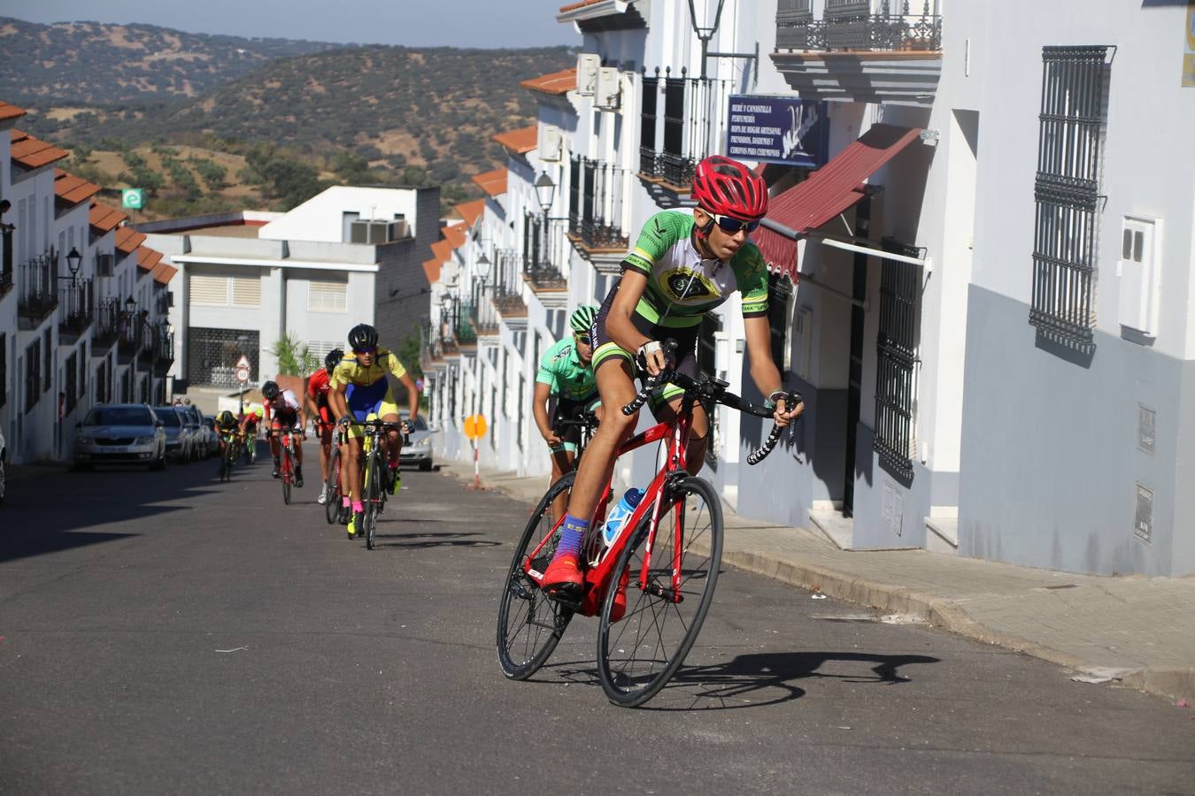 El barrio de 'Santa Catalina' de Jerez de los Caballeros ha acogido, esta mañana, la tercera prueba del Gran Premio Diputación de Badajoz 'Copa Escuelas de ciclismo en carretera', organizada por el Club Ciclista Jerez de los Caballeros y la Federación Extremeña de Ciclismo.Una competición de ciclismo que, como ya adelantó HOY Jerez, fue creada por la Federación Extremeña de Ciclismo con el objetivo de fomentar y seguir practicando deporte cuando ya han terminado todos los circuitos que se celebran durante el curso académico. En la citada prueba, han participado diferentes categorías: cadete, promesa, junior, principiante, alevín e infantil.Juan Luis Soriano, presidente del Club Ciclista Jerez, ha manifestado su satisfacción por el buen desarrollo de la jornada, «este tipo de pruebas son fundamentales para hacer cantera y promover este deporte entre los más pequeños».