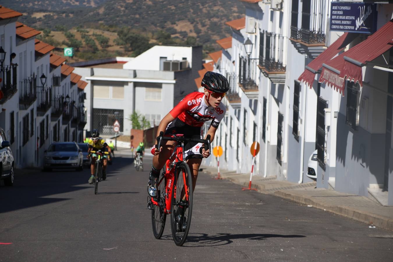 El barrio de 'Santa Catalina' de Jerez de los Caballeros ha acogido, esta mañana, la tercera prueba del Gran Premio Diputación de Badajoz 'Copa Escuelas de ciclismo en carretera', organizada por el Club Ciclista Jerez de los Caballeros y la Federación Extremeña de Ciclismo.Una competición de ciclismo que, como ya adelantó HOY Jerez, fue creada por la Federación Extremeña de Ciclismo con el objetivo de fomentar y seguir practicando deporte cuando ya han terminado todos los circuitos que se celebran durante el curso académico. En la citada prueba, han participado diferentes categorías: cadete, promesa, junior, principiante, alevín e infantil.Juan Luis Soriano, presidente del Club Ciclista Jerez, ha manifestado su satisfacción por el buen desarrollo de la jornada, «este tipo de pruebas son fundamentales para hacer cantera y promover este deporte entre los más pequeños».