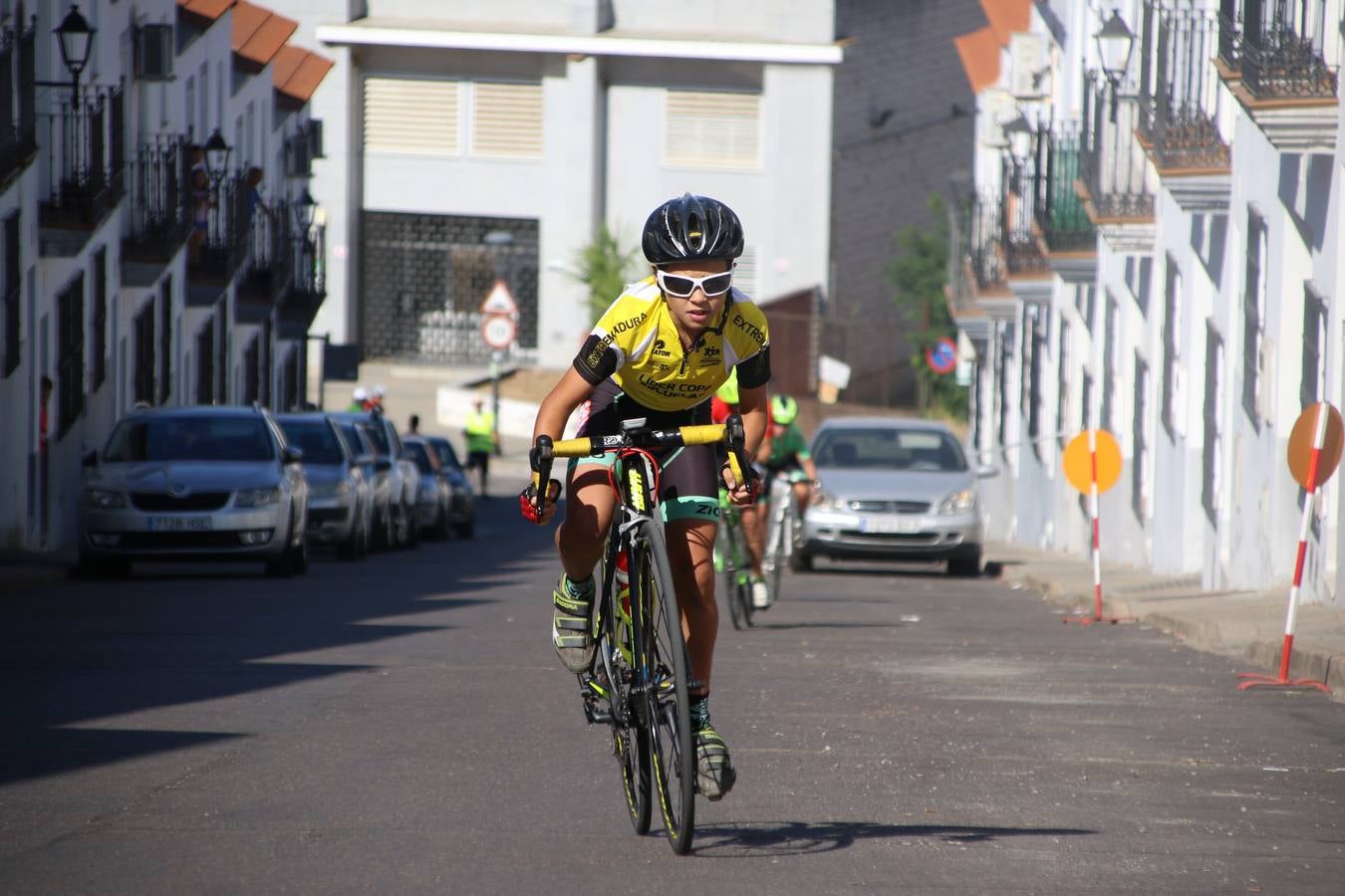 El barrio de 'Santa Catalina' de Jerez de los Caballeros ha acogido, esta mañana, la tercera prueba del Gran Premio Diputación de Badajoz 'Copa Escuelas de ciclismo en carretera', organizada por el Club Ciclista Jerez de los Caballeros y la Federación Extremeña de Ciclismo.Una competición de ciclismo que, como ya adelantó HOY Jerez, fue creada por la Federación Extremeña de Ciclismo con el objetivo de fomentar y seguir practicando deporte cuando ya han terminado todos los circuitos que se celebran durante el curso académico. En la citada prueba, han participado diferentes categorías: cadete, promesa, junior, principiante, alevín e infantil.Juan Luis Soriano, presidente del Club Ciclista Jerez, ha manifestado su satisfacción por el buen desarrollo de la jornada, «este tipo de pruebas son fundamentales para hacer cantera y promover este deporte entre los más pequeños».