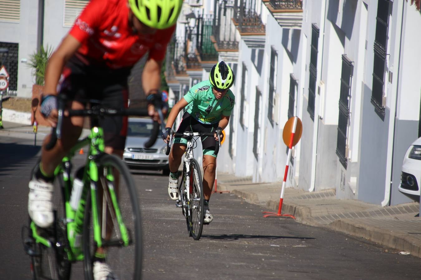 El barrio de 'Santa Catalina' de Jerez de los Caballeros ha acogido, esta mañana, la tercera prueba del Gran Premio Diputación de Badajoz 'Copa Escuelas de ciclismo en carretera', organizada por el Club Ciclista Jerez de los Caballeros y la Federación Extremeña de Ciclismo.Una competición de ciclismo que, como ya adelantó HOY Jerez, fue creada por la Federación Extremeña de Ciclismo con el objetivo de fomentar y seguir practicando deporte cuando ya han terminado todos los circuitos que se celebran durante el curso académico. En la citada prueba, han participado diferentes categorías: cadete, promesa, junior, principiante, alevín e infantil.Juan Luis Soriano, presidente del Club Ciclista Jerez, ha manifestado su satisfacción por el buen desarrollo de la jornada, «este tipo de pruebas son fundamentales para hacer cantera y promover este deporte entre los más pequeños».