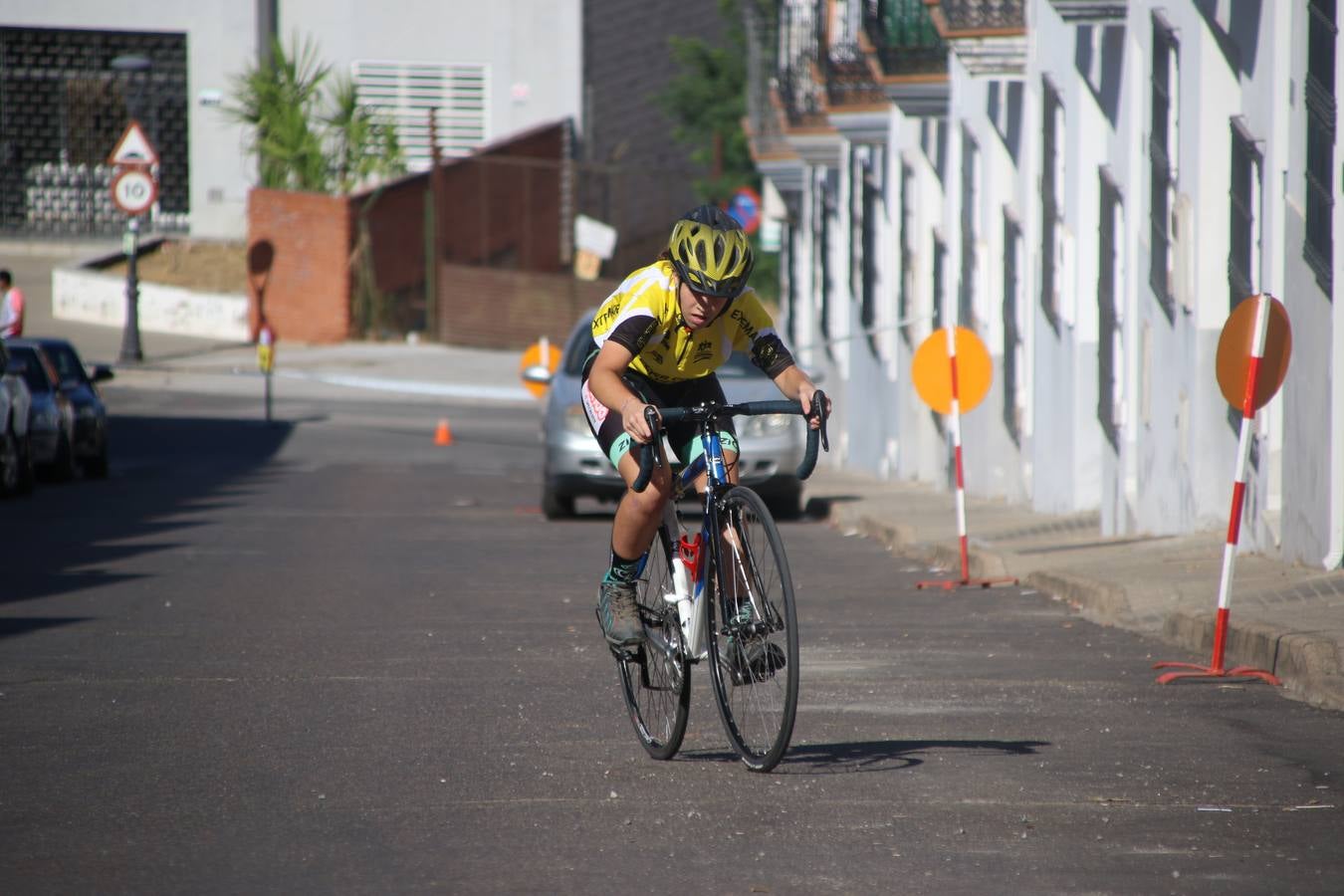 El barrio de 'Santa Catalina' de Jerez de los Caballeros ha acogido, esta mañana, la tercera prueba del Gran Premio Diputación de Badajoz 'Copa Escuelas de ciclismo en carretera', organizada por el Club Ciclista Jerez de los Caballeros y la Federación Extremeña de Ciclismo.Una competición de ciclismo que, como ya adelantó HOY Jerez, fue creada por la Federación Extremeña de Ciclismo con el objetivo de fomentar y seguir practicando deporte cuando ya han terminado todos los circuitos que se celebran durante el curso académico. En la citada prueba, han participado diferentes categorías: cadete, promesa, junior, principiante, alevín e infantil.Juan Luis Soriano, presidente del Club Ciclista Jerez, ha manifestado su satisfacción por el buen desarrollo de la jornada, «este tipo de pruebas son fundamentales para hacer cantera y promover este deporte entre los más pequeños».